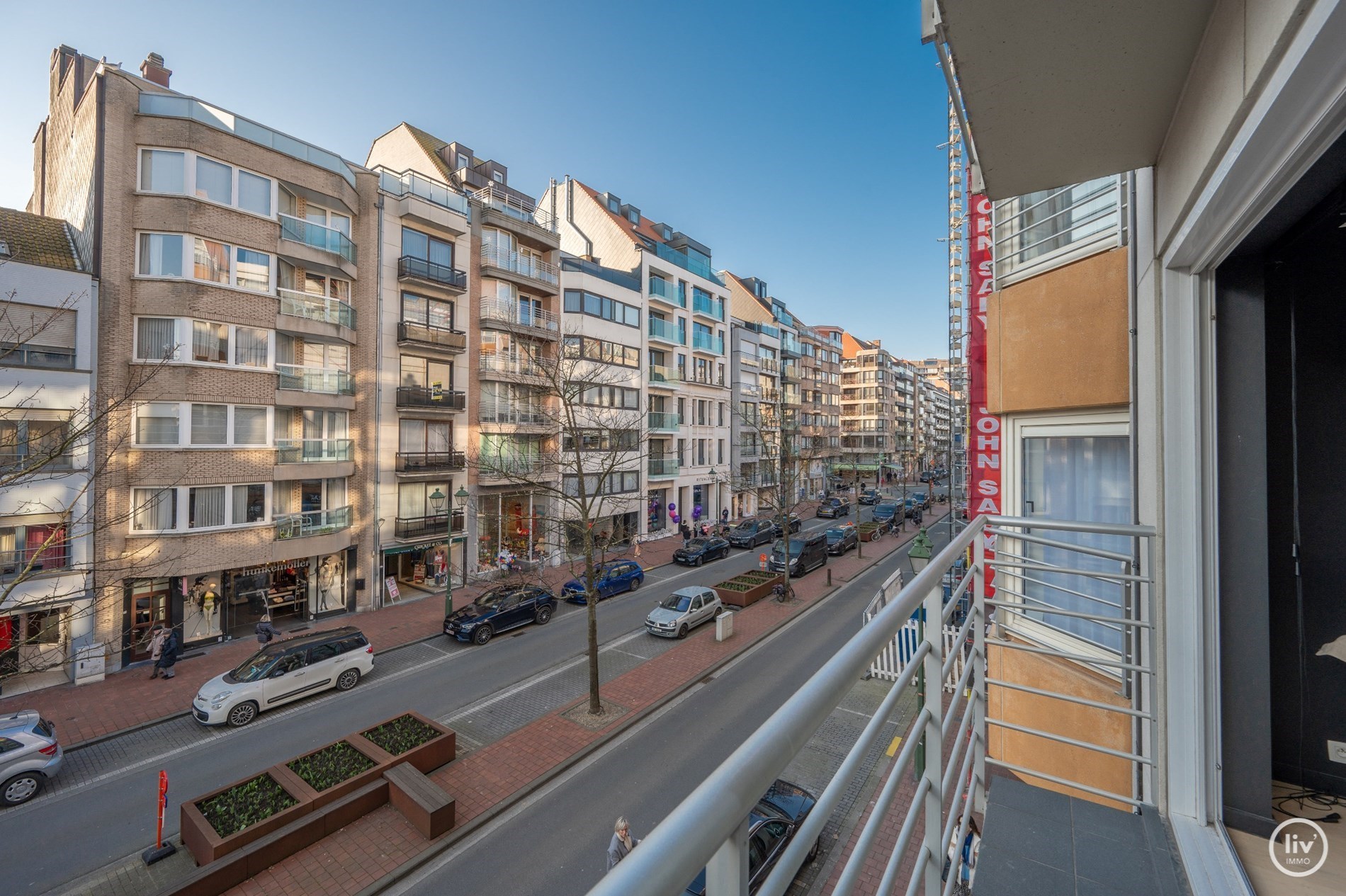 Bel appartement r&#233;nov&#233;, du c&#244;t&#233; ensoleill&#233; de l&#39;avenue Lippens, &#224; proximit&#233; de la plage. 