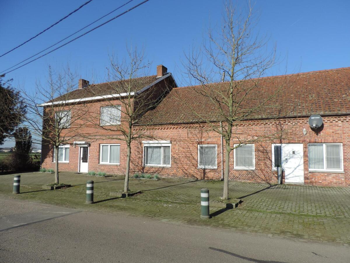 Boerderij met twee wooneenheden en stallen op ca. 1,25ha te Bocholt 