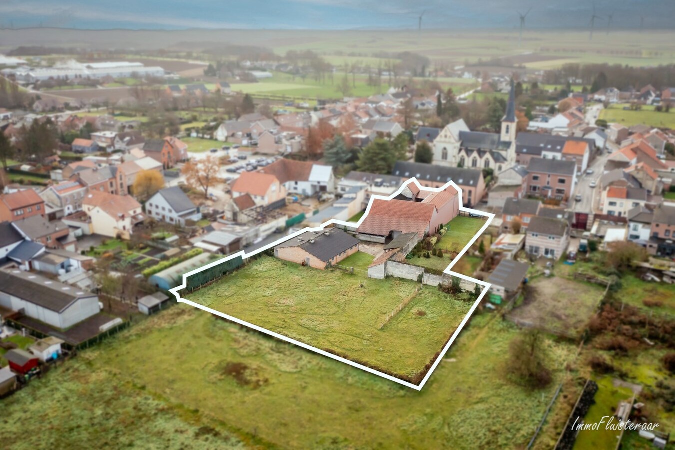 Unieke vierkantshoeve met stalgebouwen op 30a25 te Riemst 