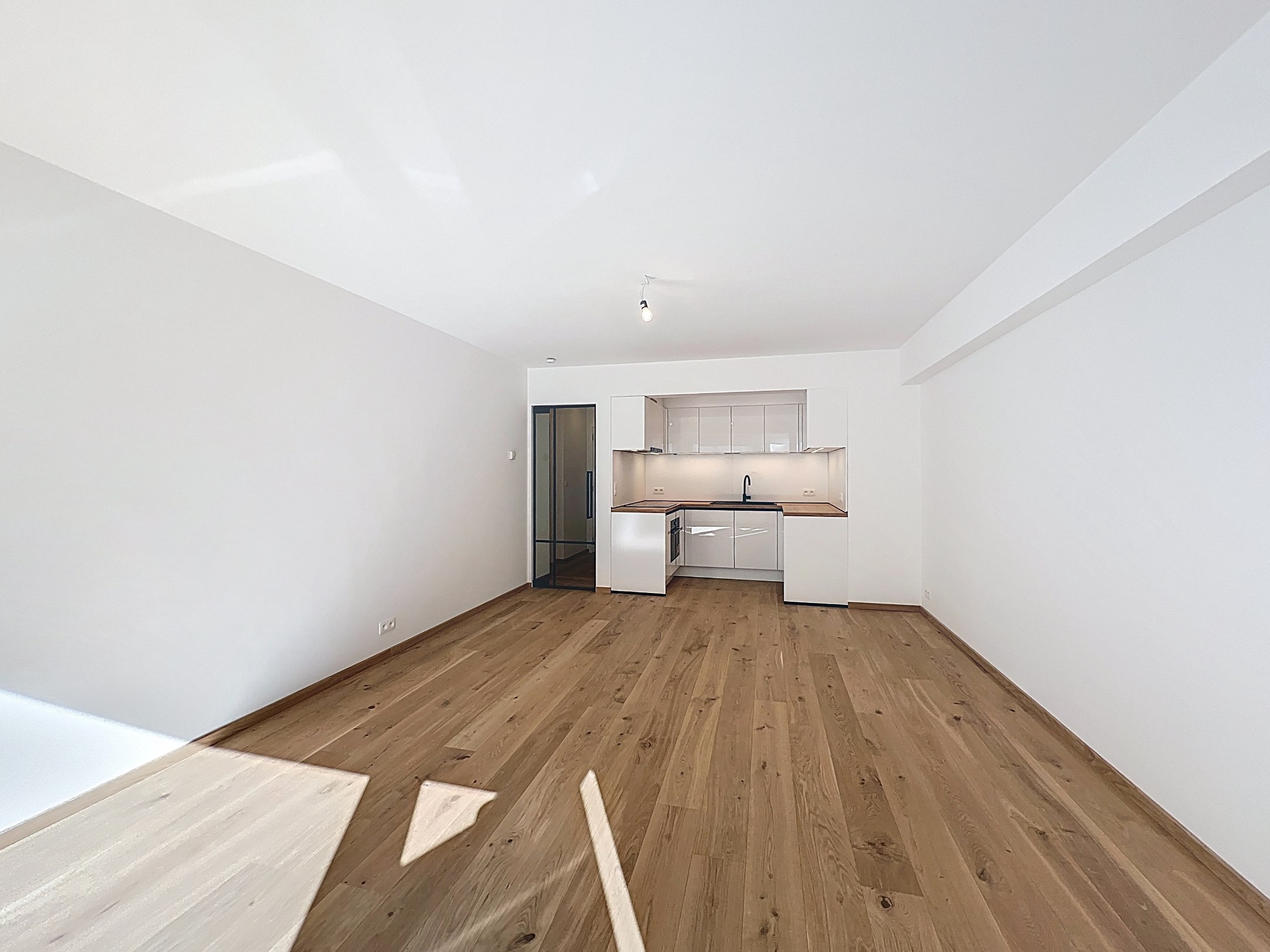 Instapklaar 2-slaapkamerappartement met zijdelings zeezicht in verzorgd gebouw. 
