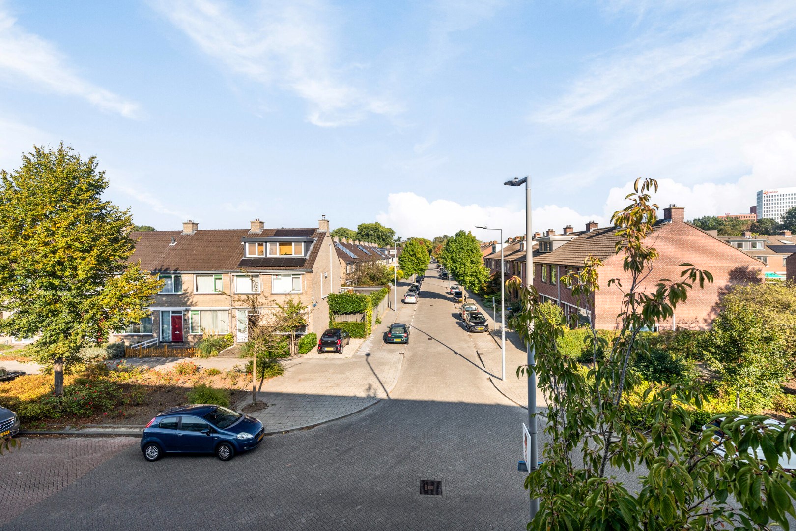 Met vrij uitzicht gelegen en goed onderhouden 5-kamer drive-in tussenwoning met kunststofkozijnen, open keuken en een diepe tuin op het westen, 