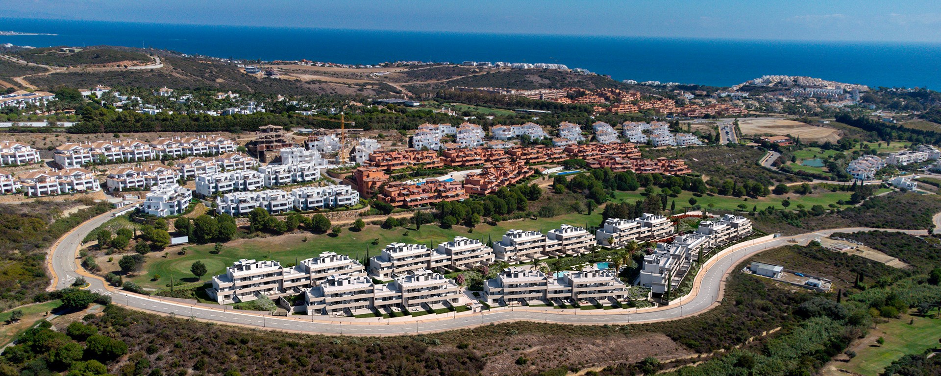 Bliss Homes, un projet r&#233;sidentiel au cœur de Casares, pr&#232;s du spectaculaire Finca Cortesin Golf &amp; Spa... un design moderne bordant les terrains de golf. 