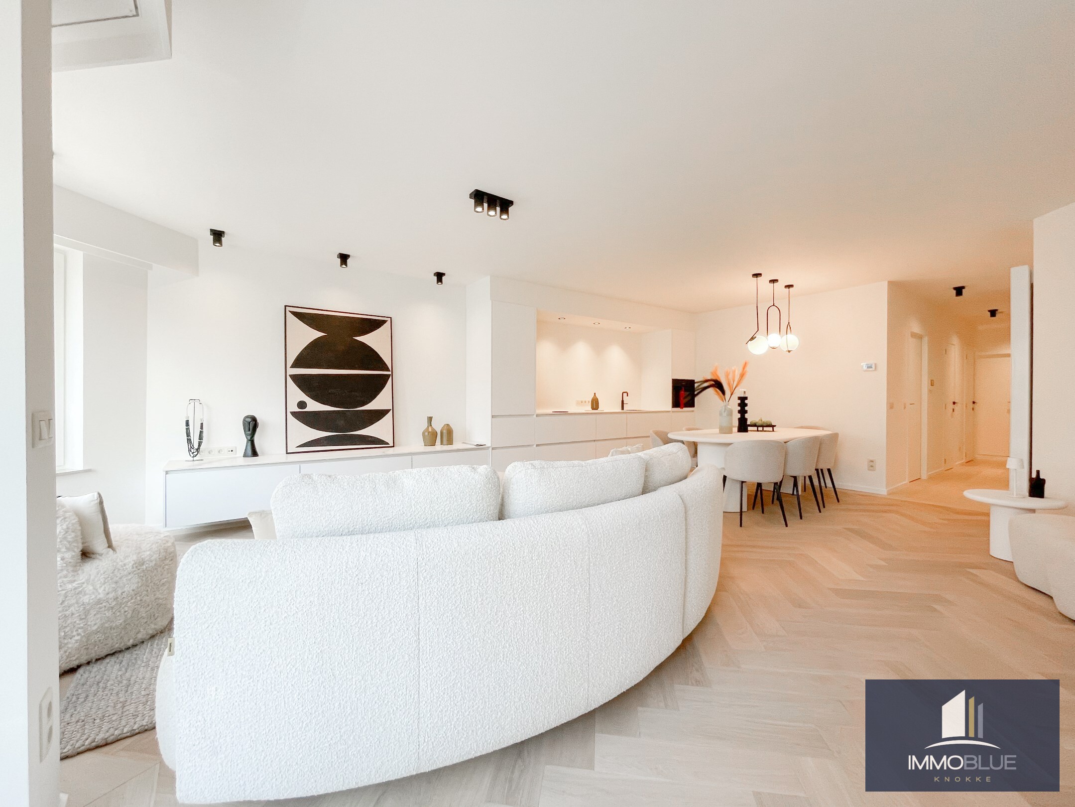 Volledig gerenoveerd lichtrijk appartement met een mooi zijdelings zeezicht, gelegen nabij het Driehoeksplein. 