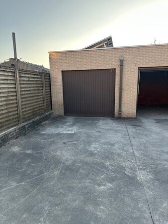 Te huur Garage te Izegem