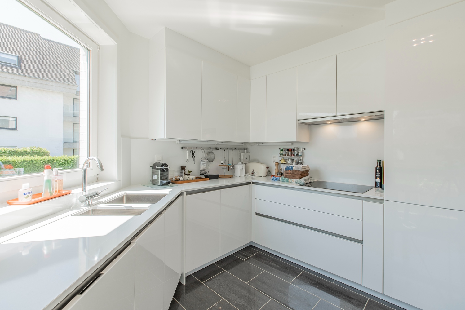 Lichtrijk hoek-appartement van ruim 180m2, rustig gelegen in een standingvolle villaresidentie, op enkele stappen van de zeedijk Albertstrand en de Royal Zoute Tennis Club, ter hoogte van de Wandeldij 