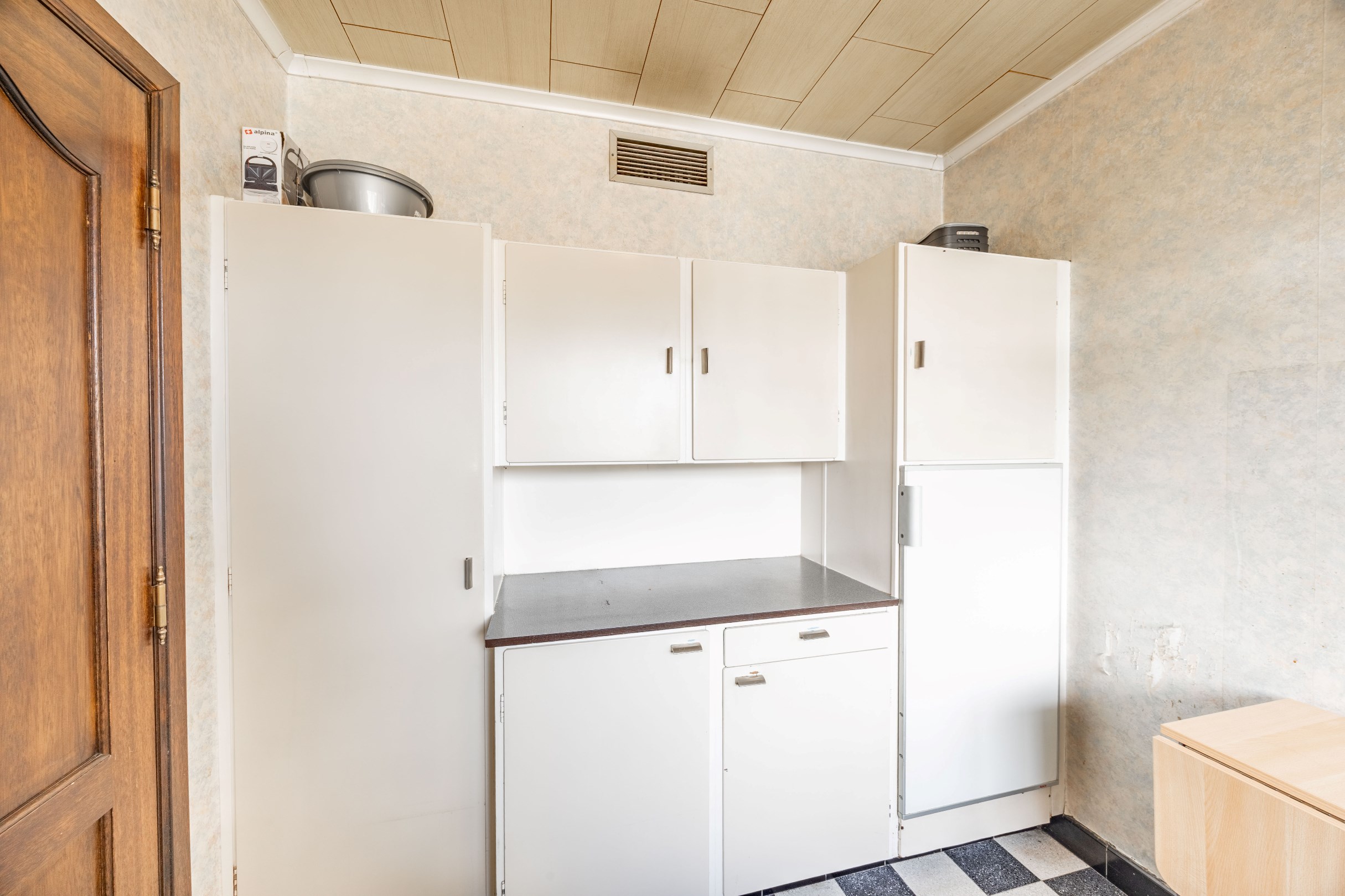 TE RENOVEREN WONING MET GARAGE 