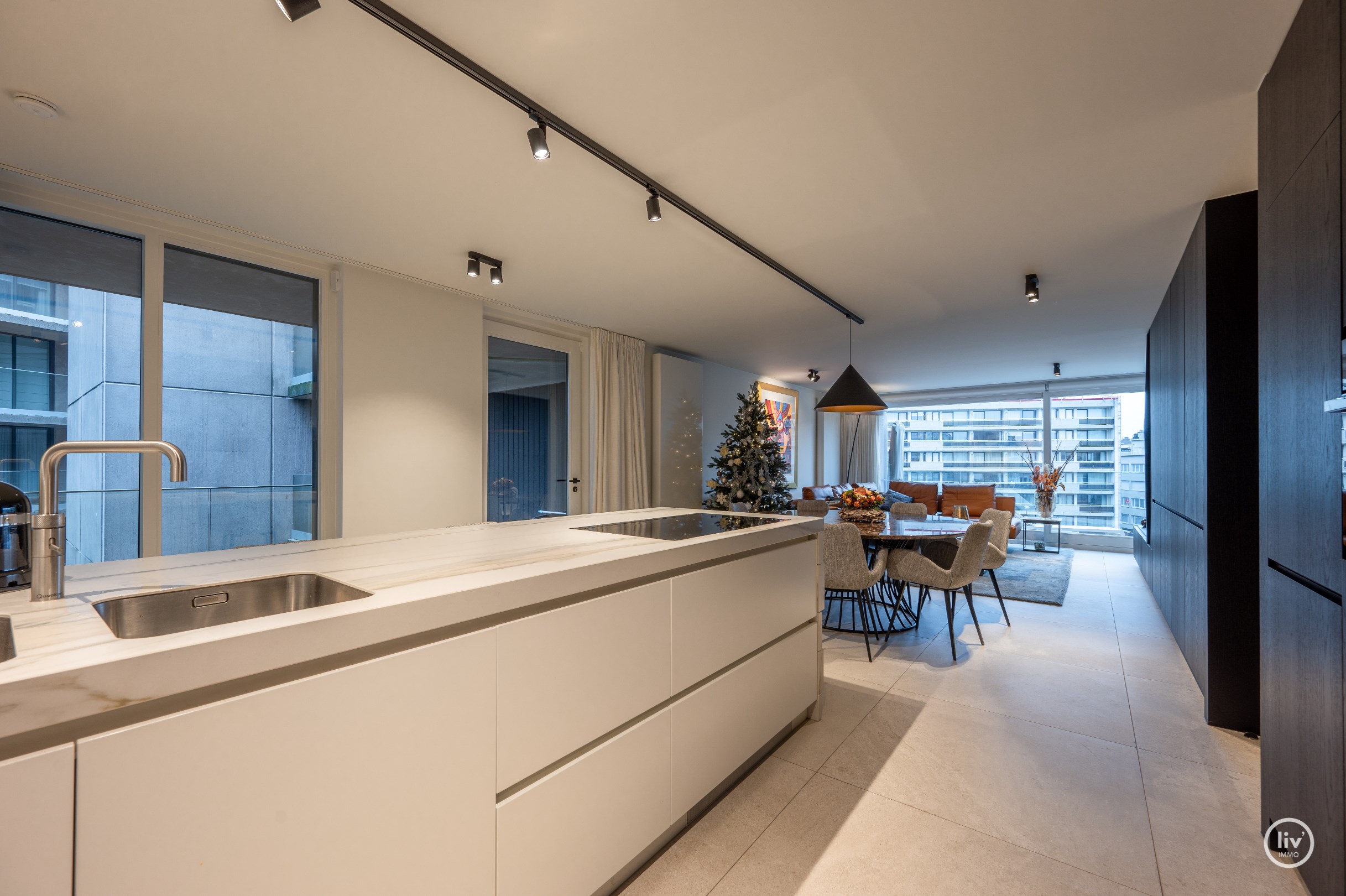 Appartement spacieux (115 m&#178;) et enti&#232;rement r&#233;nov&#233; avec une magnifique vue sur la mer, id&#233;alement situ&#233; sur la place Van Bunnen &#224; Knokke. 