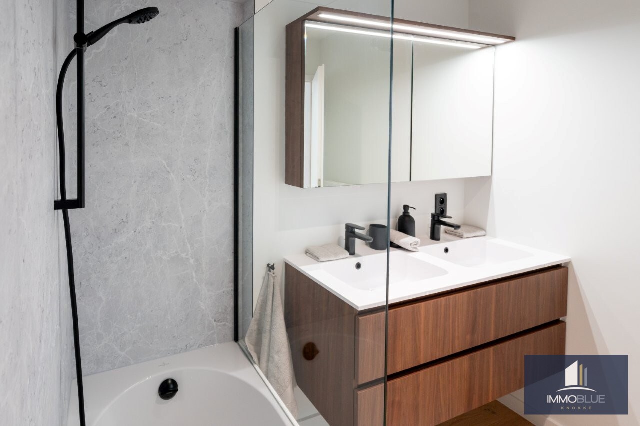 Volledig gerenoveerd, lichtrijk appartement gelegen in een kleine residentie. 
