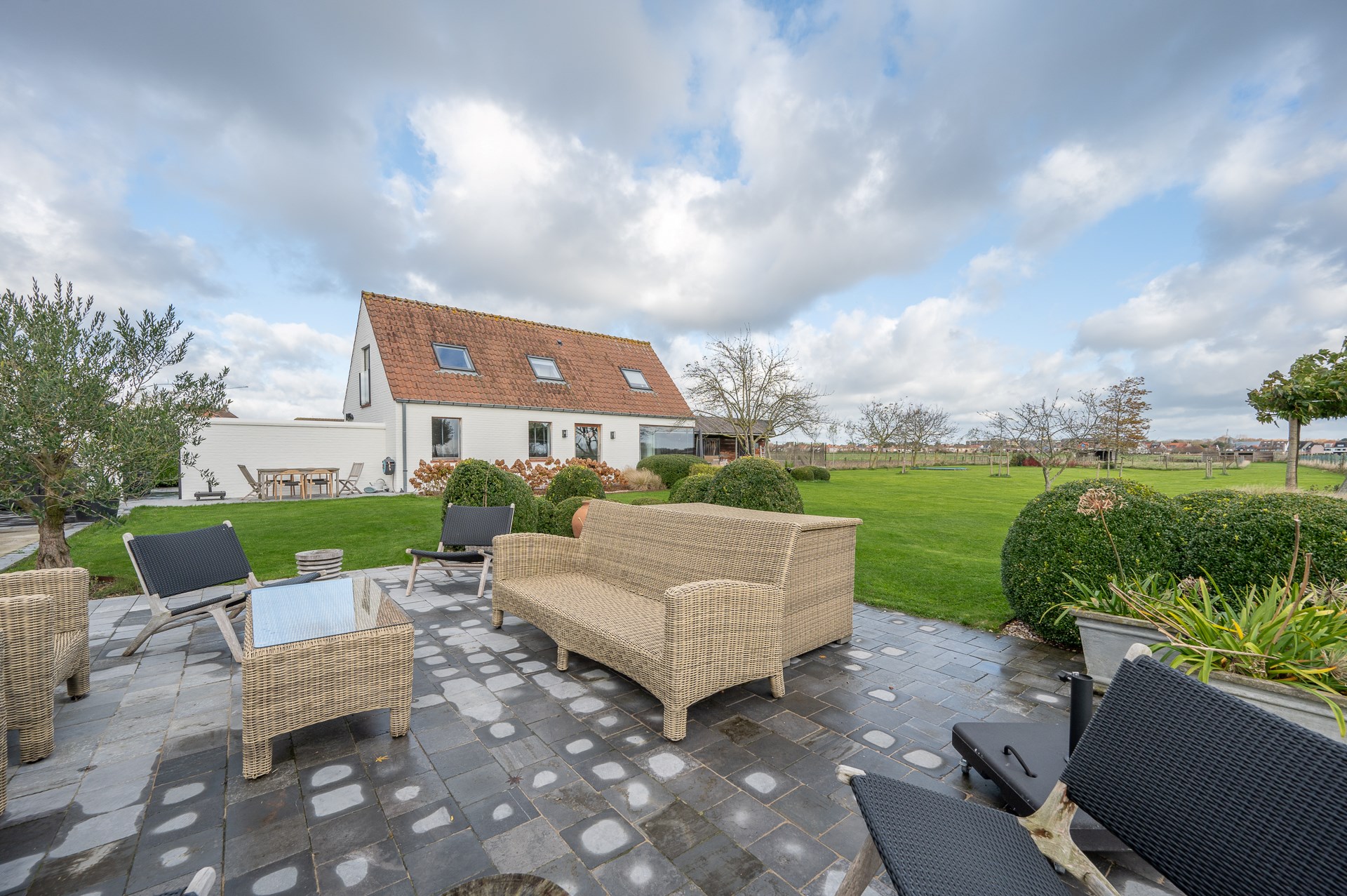 Uitzonderlijke en gerenoveerde eigendom ( 5.510 m&#178; grond ) vlakbij het centrum van Knokke-Heist en toch genietend van een uitzonderlijk open zicht over de Knokse Polders. 