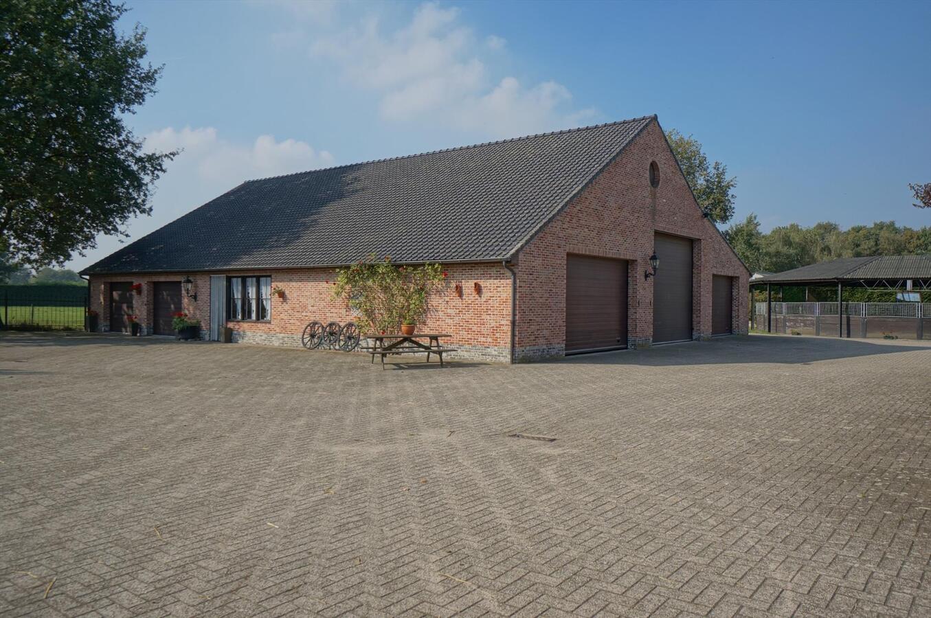 Exclusieve eigendom met binnenpiste op ca. 3,5 ha te WESTMALLE 