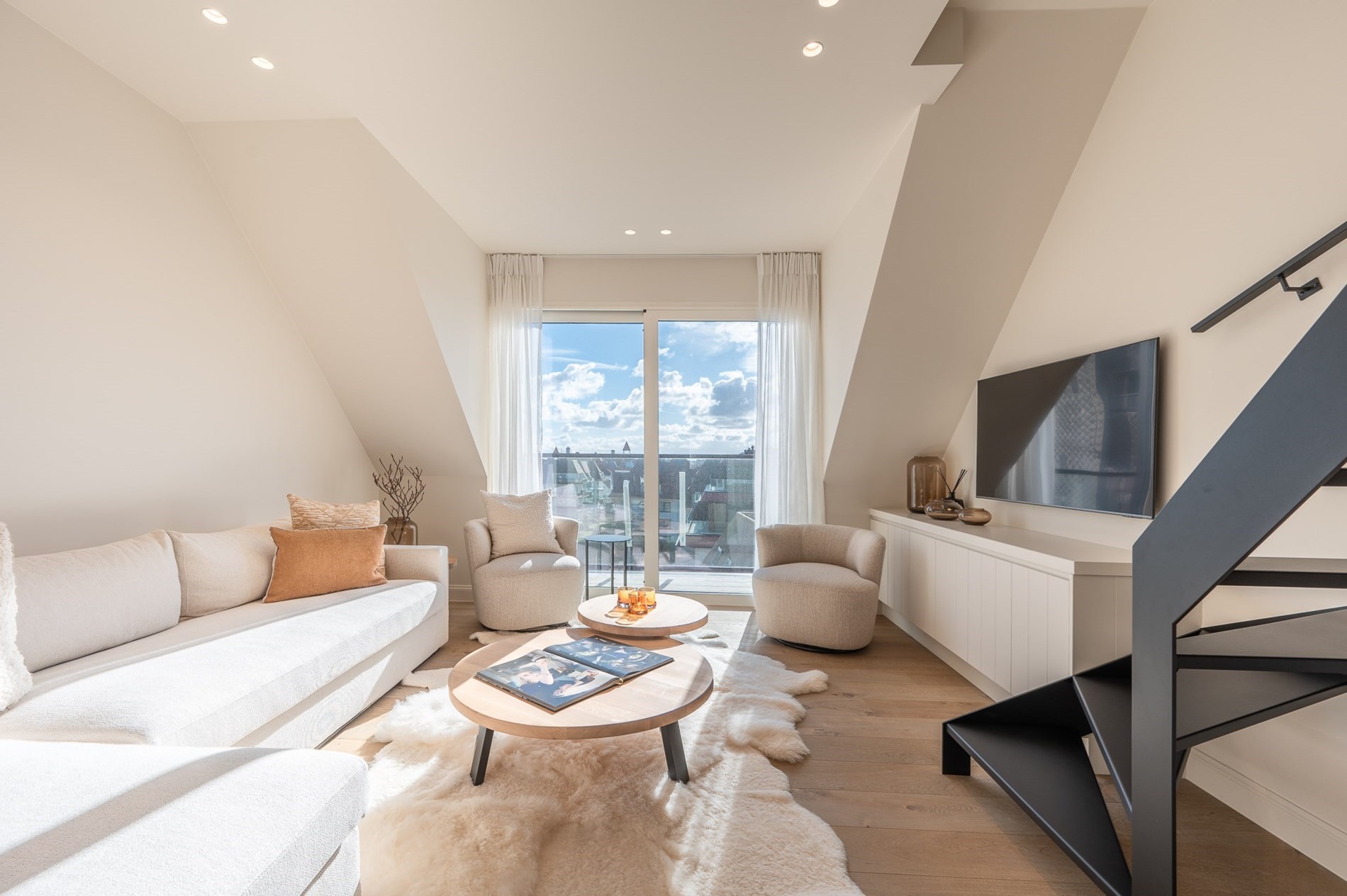 Nieuwbouw duplex appartement met prachtige zichten op de minigolf en zijdelings zeezicht gelegen vlakbij de Kustlaan te Knokke. 
