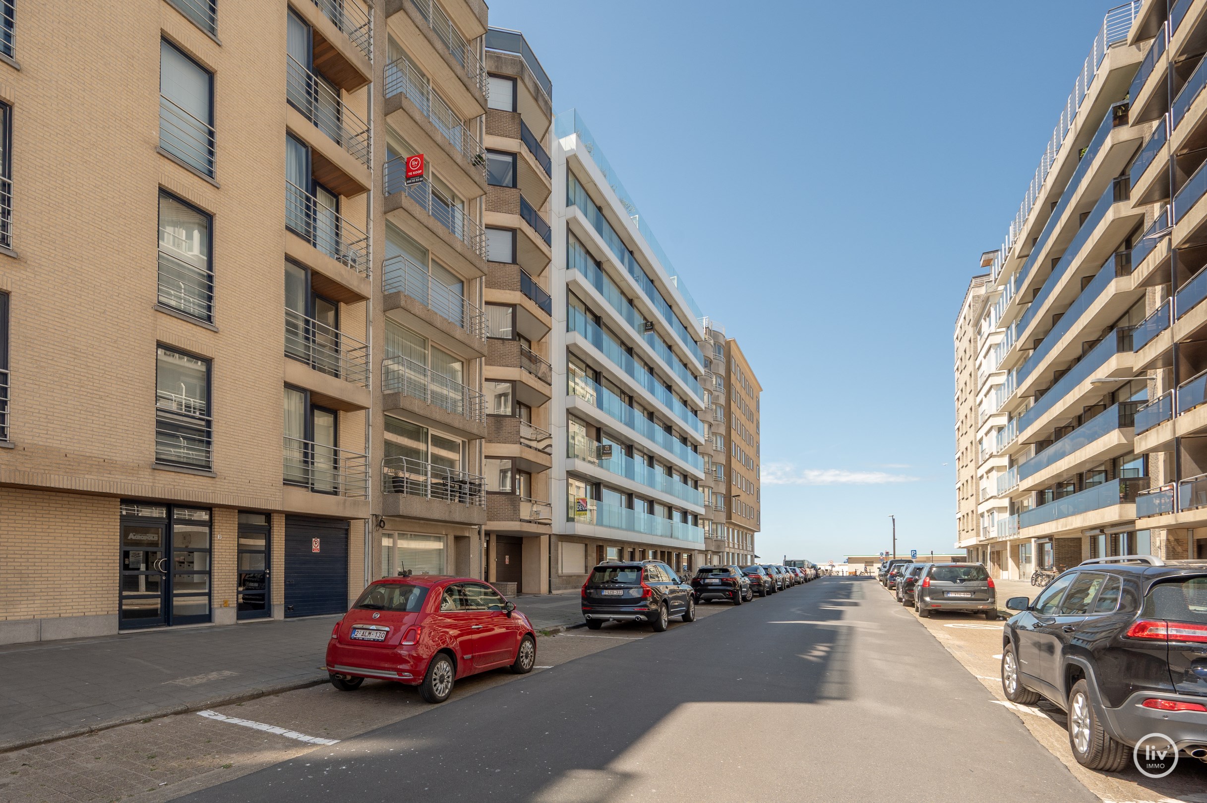 Recent vernieuwd en stijlvol afgewerkt appartement met drie slaapkamers, gelegen op een topligging met zijdelings zeezicht. 