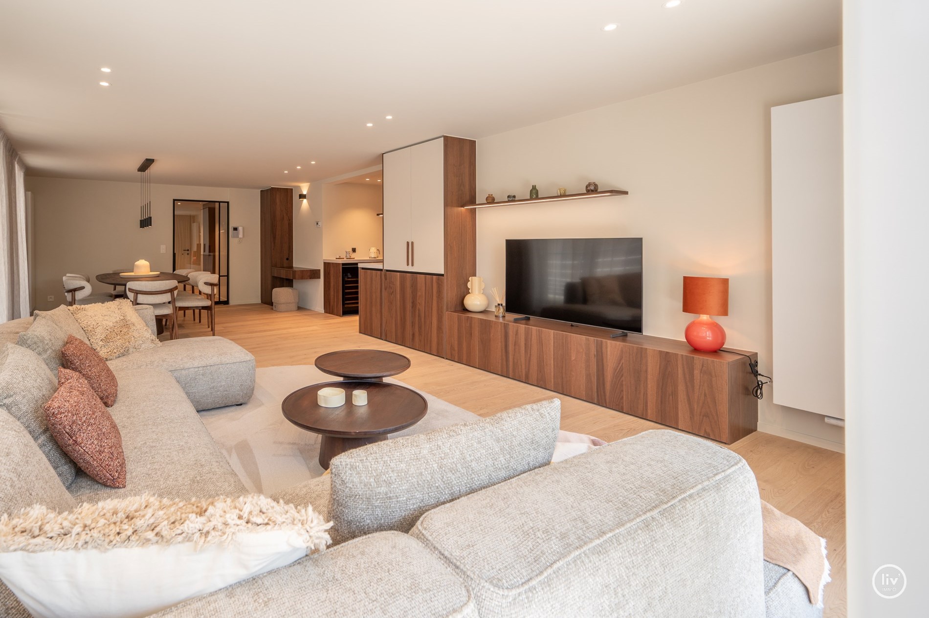 Stijlvol gerenoveerd hoekappartement  (130 m2) met royale gevelbreedte en zuidgerichte terras. 