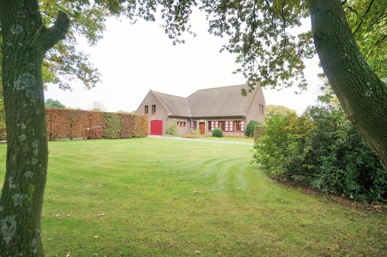 Prachtig landhuis met 5 stallen en weide op ca. 1,4 ha te Westerlo 