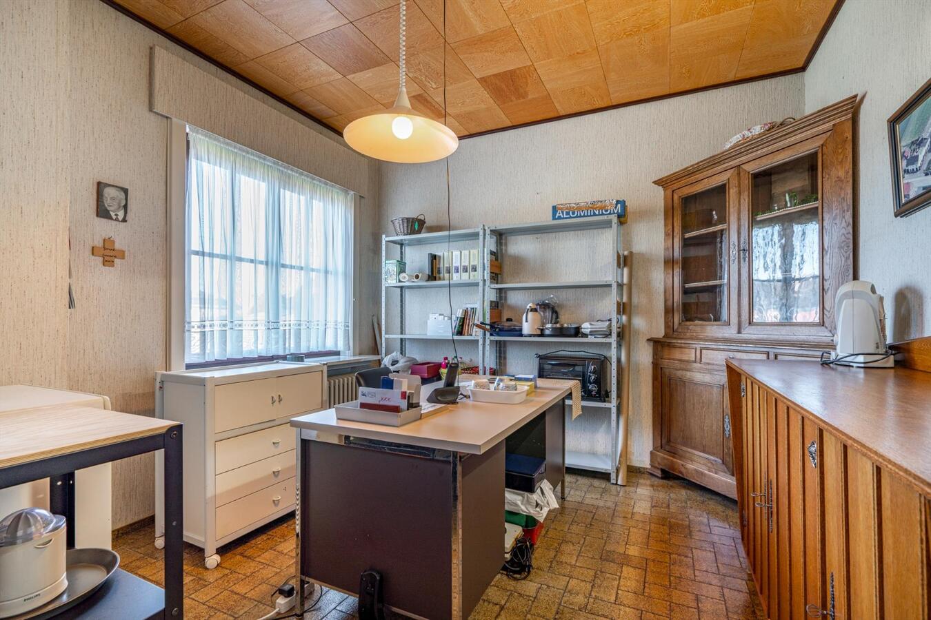 Grote woning met 6 slaapkamers en atelier op 2645 m&#178; te Koekelare 