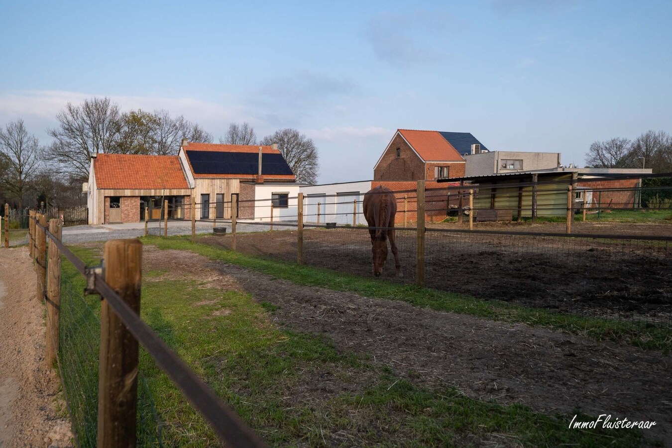 Recent gerenoveerde eigendom met stallen op ca. 35 are te Ham 