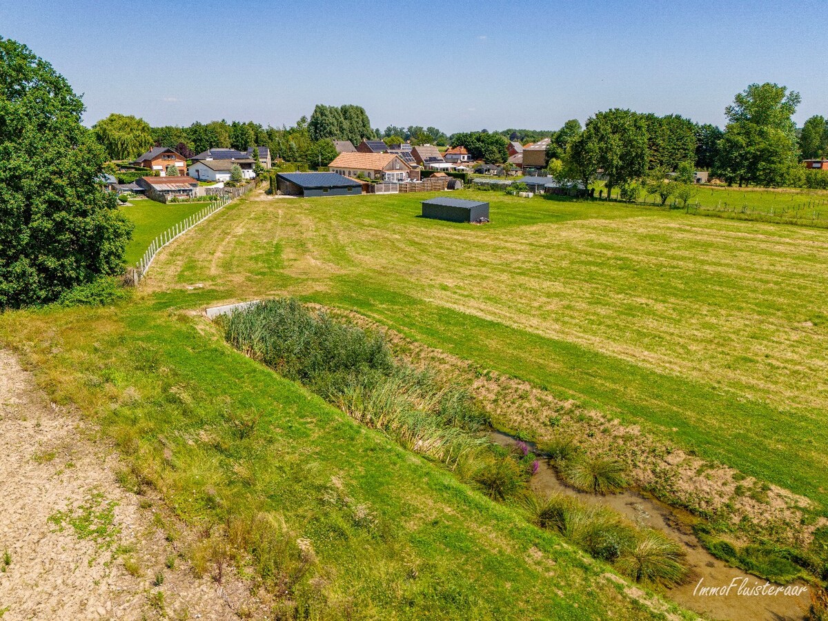 Beautiful ready-to-move-in long-farmhouse with horse stables and pasture on approximately 1.4 hectares in Geetbets. 