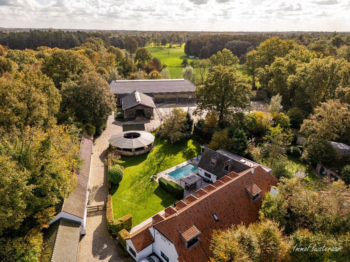 Unieke trainingsstal met prachtige villa op ca. 1 ha te Halle-Zoersel (Mogelijkheid tot aankoop extra weide) 