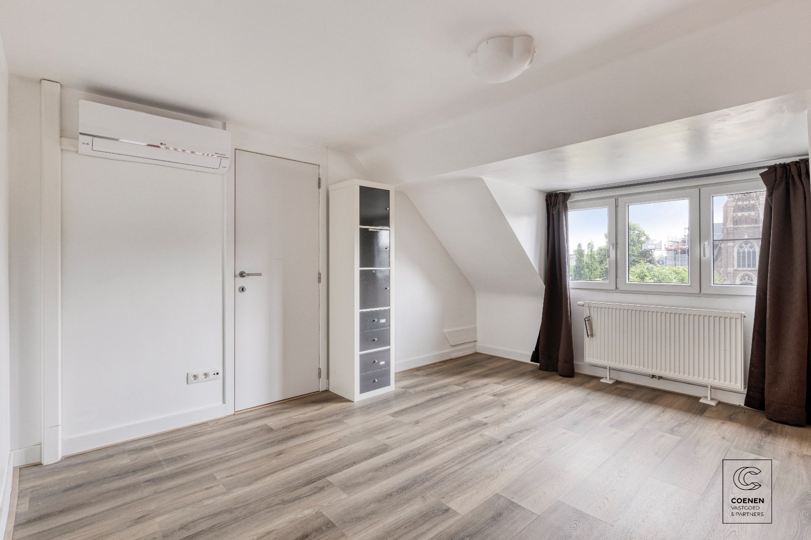 Prachtige woning van 200 m&#178; met vier slaapkamers op een uitstekende locatie te Schoten! 