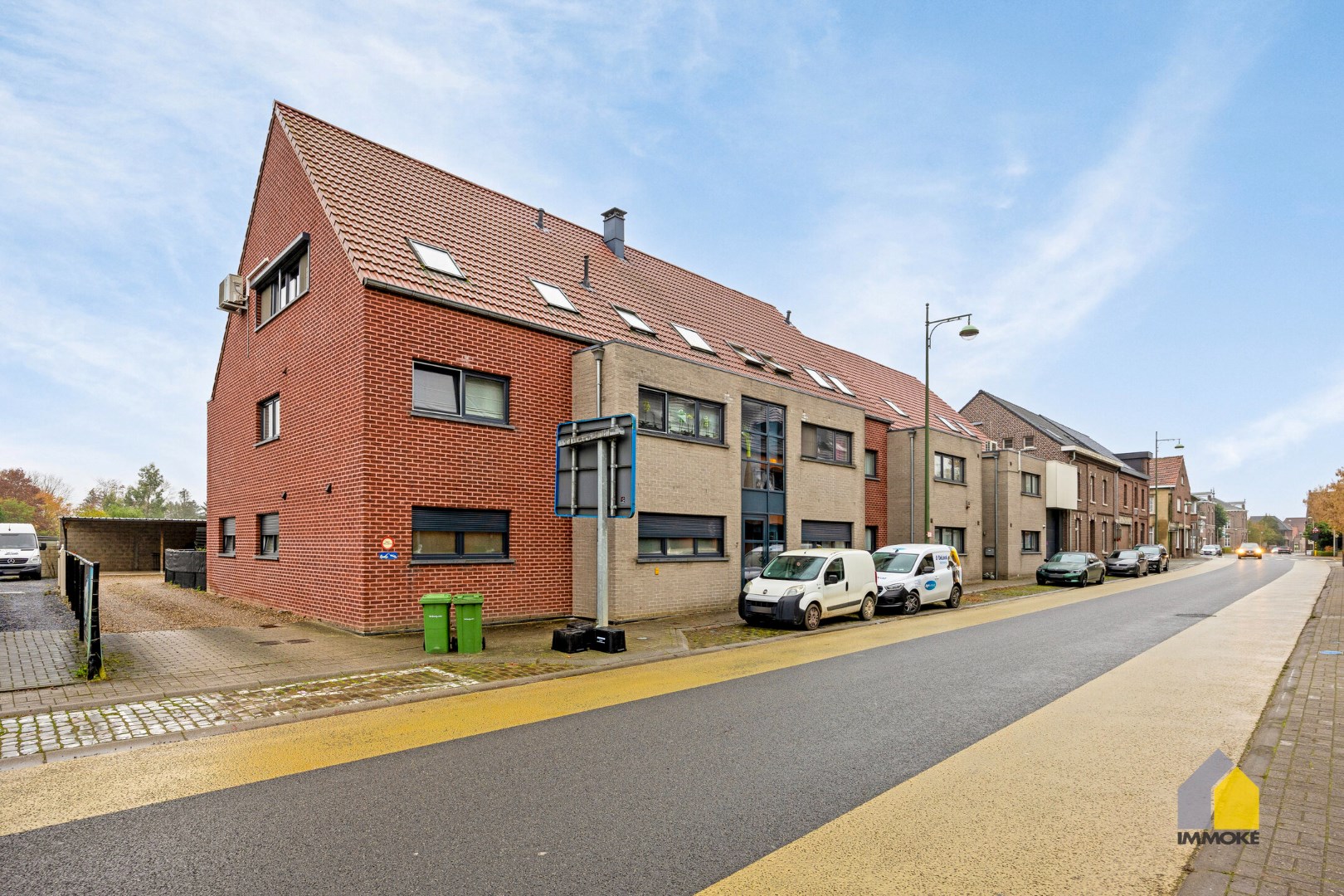 Gelijkvloers appartement (120 m&#178;) met ruime woonkamer, 2 slpks. en terras. 