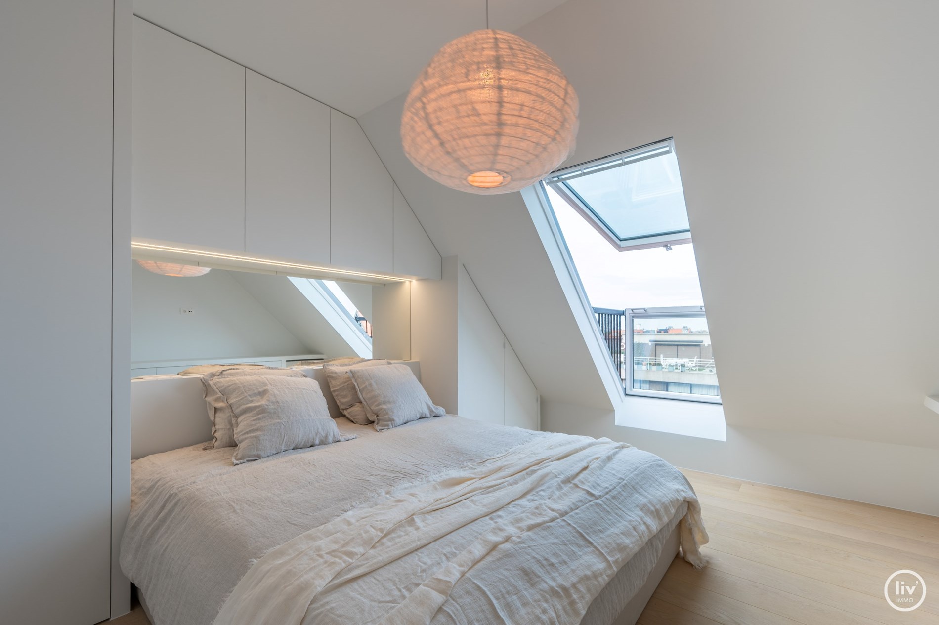 Prachtig gerenoveerd duplex appartement met ruim Westgericht terras gelegen op de Lippenslaan te Knokke. 