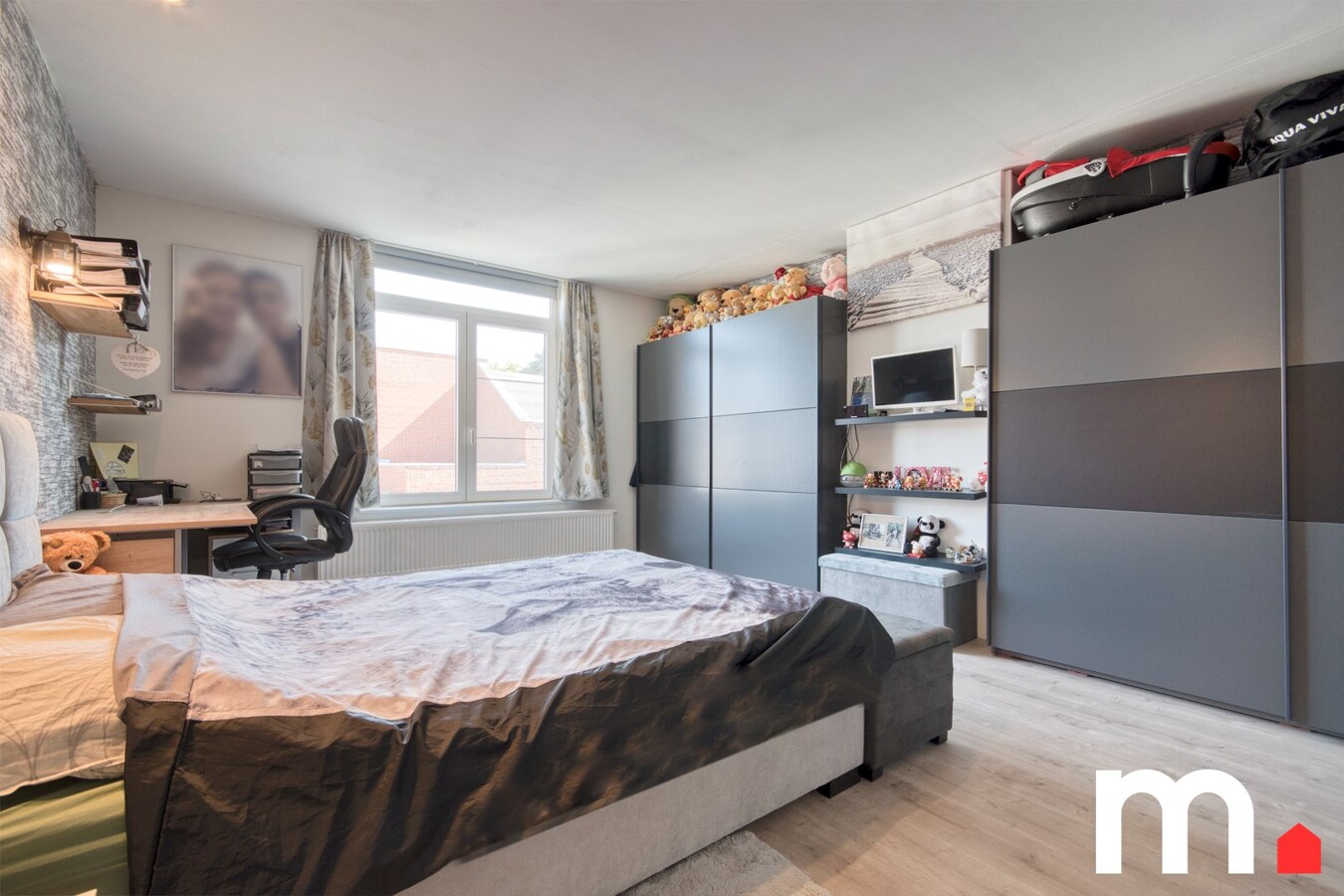 Centraal gelegen instapklare woning met tuin en uitweg via garage ! 