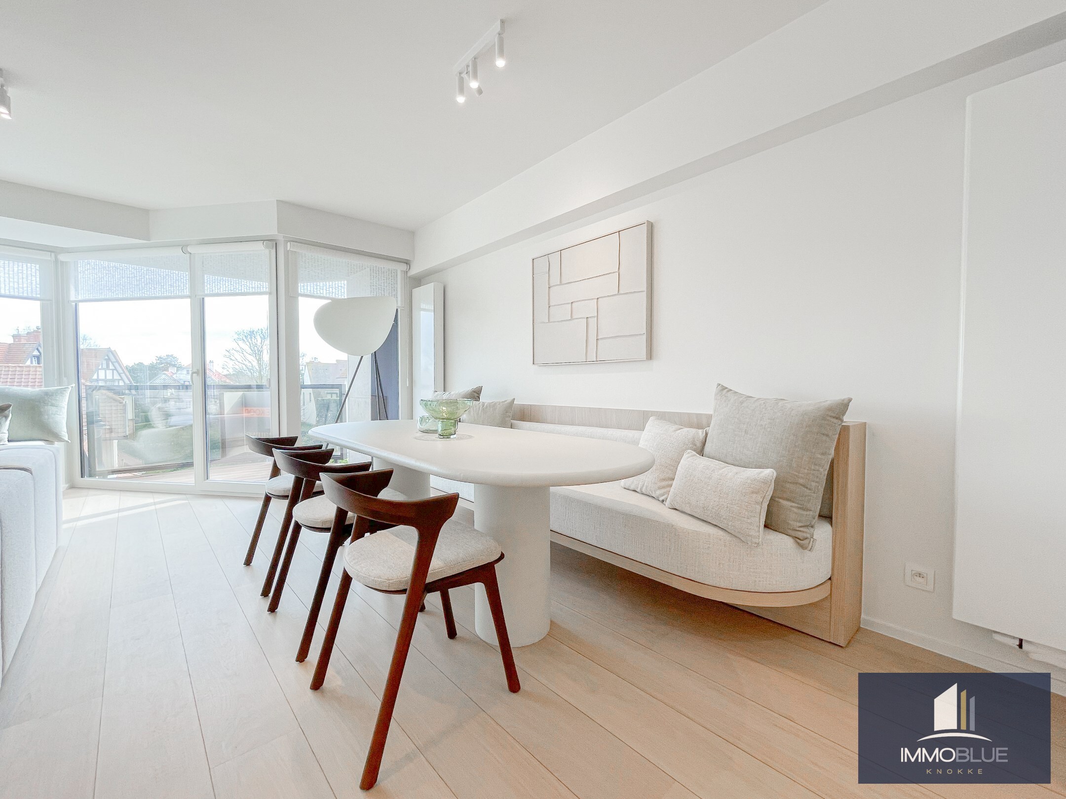 Volledig gerenoveerd, tijdloos appartement met open zicht en een royale gevelbreedte. 