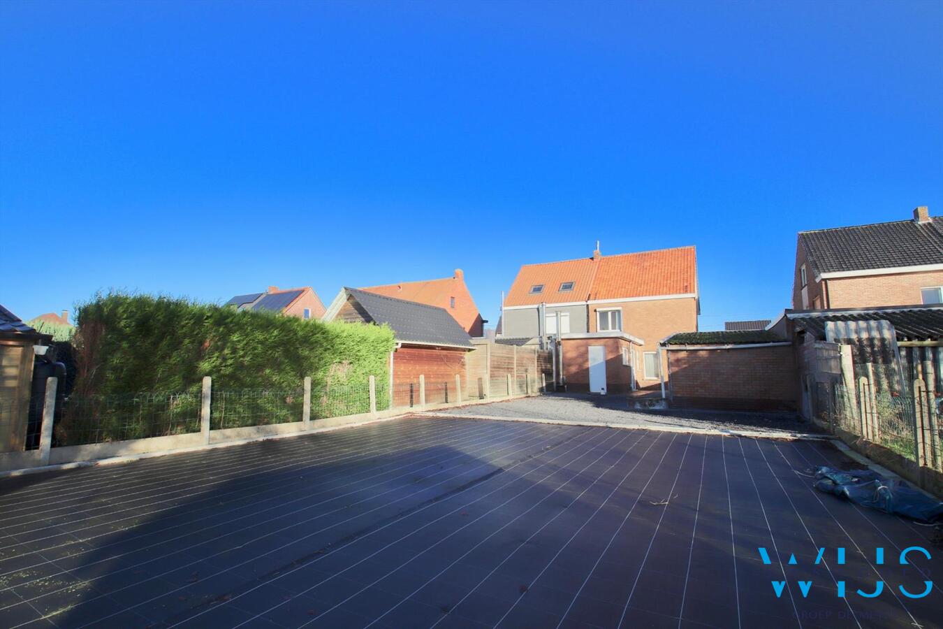 Vlot te renoveren gezinswoning met ZWgerichte tuin te Oosteeklo! 