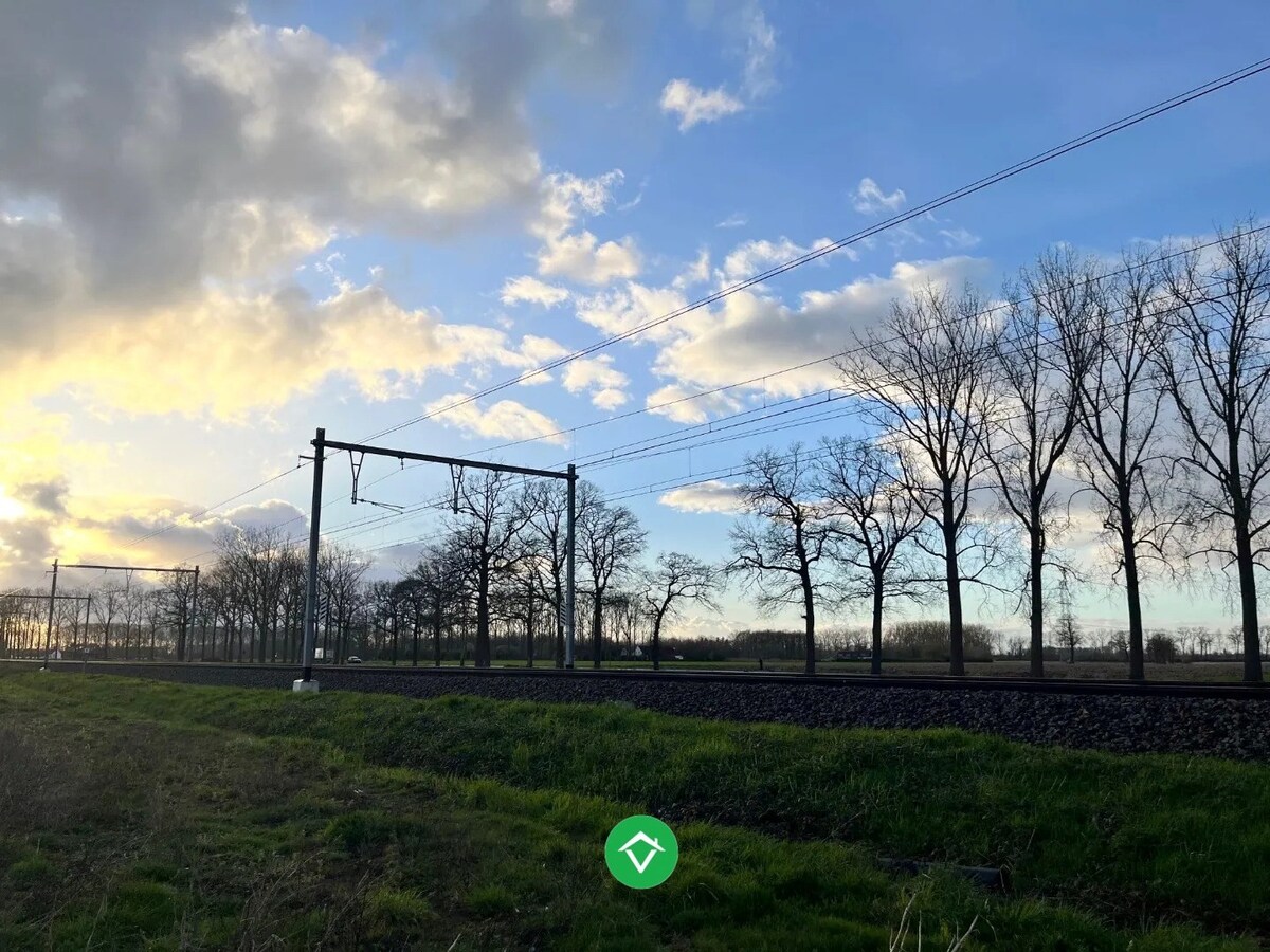 Welgelegen perceel bouwgrond voor open bebouwing met open landelijk zicht vooraan 