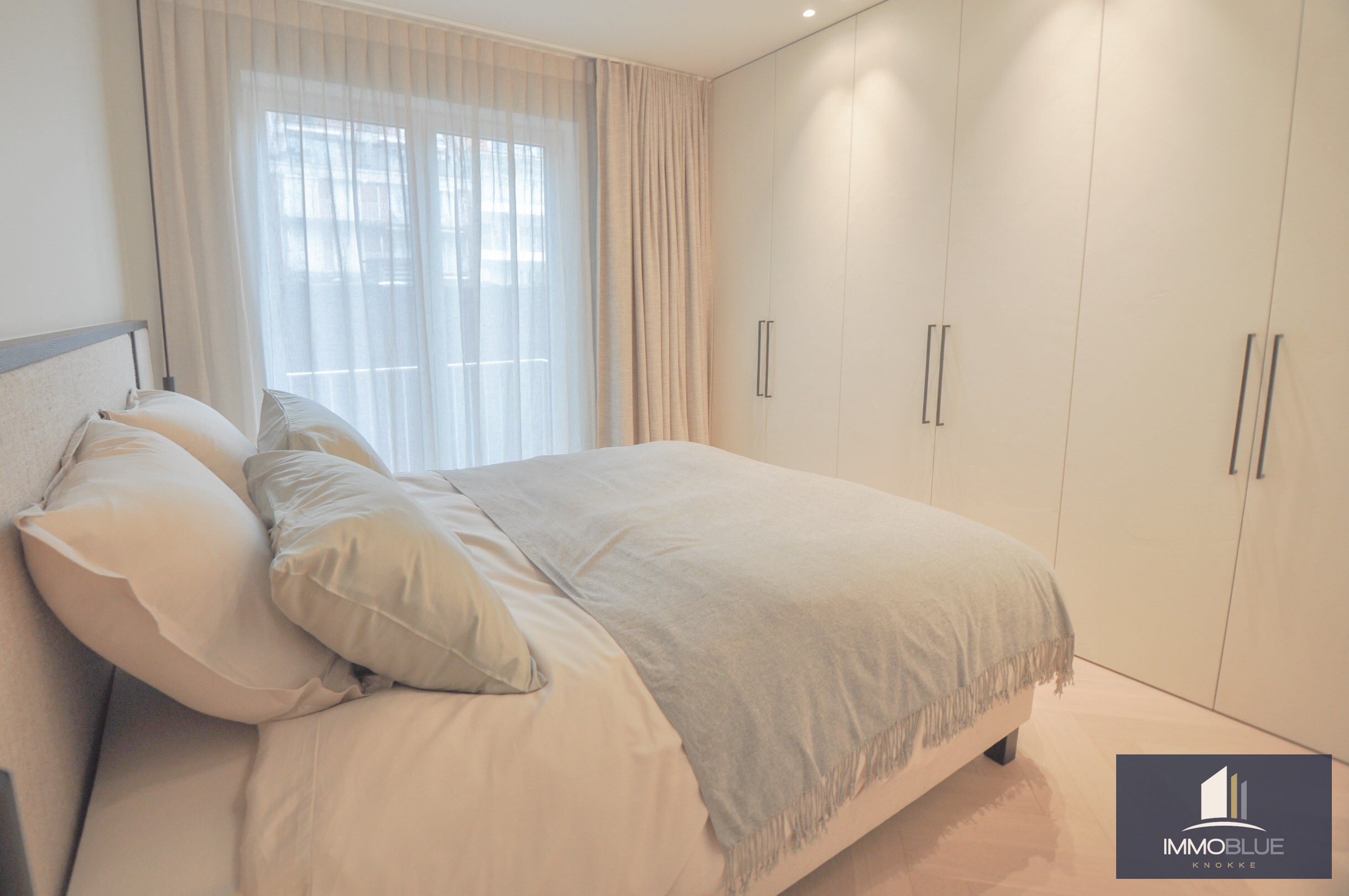 Uitzonderlijk ,tijdloos volledig gerenoveerd appartement met een open zicht . 