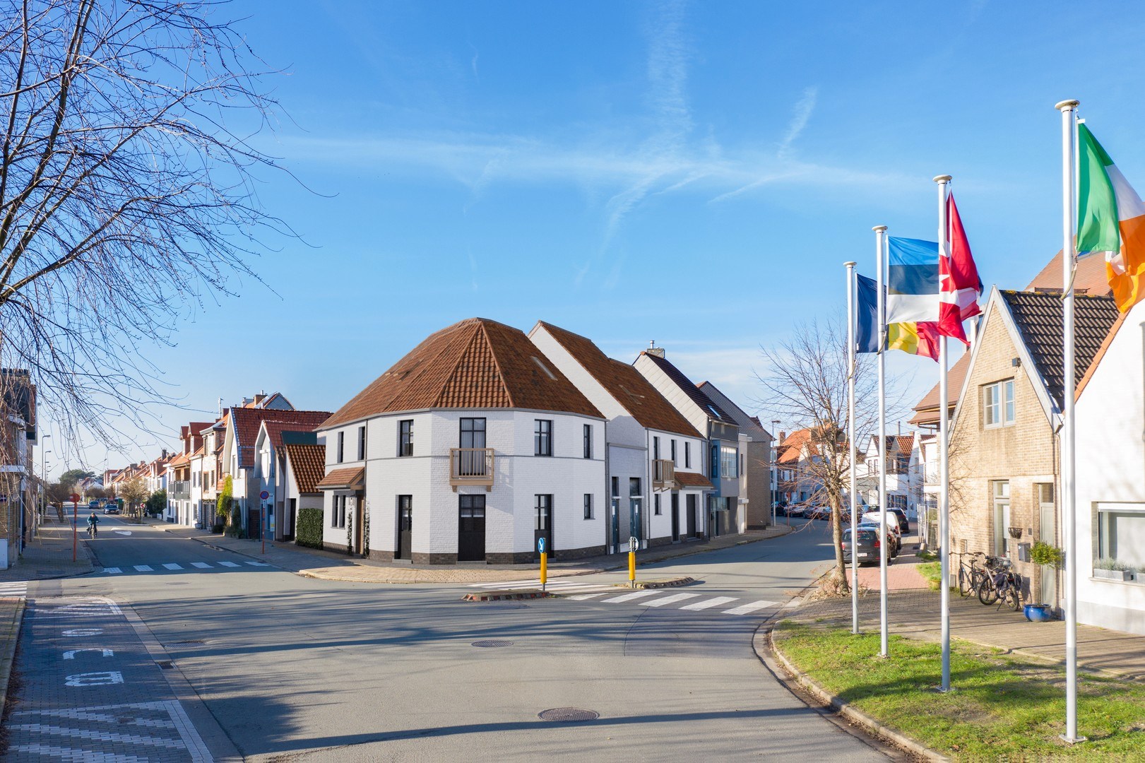 Nieuwbouw HOEKwoning met 4 ruime slaapkamers, aantrekkelijk gelegen in het &quot;Oude Knokke&quot; op de Graaf Jansdijk. 