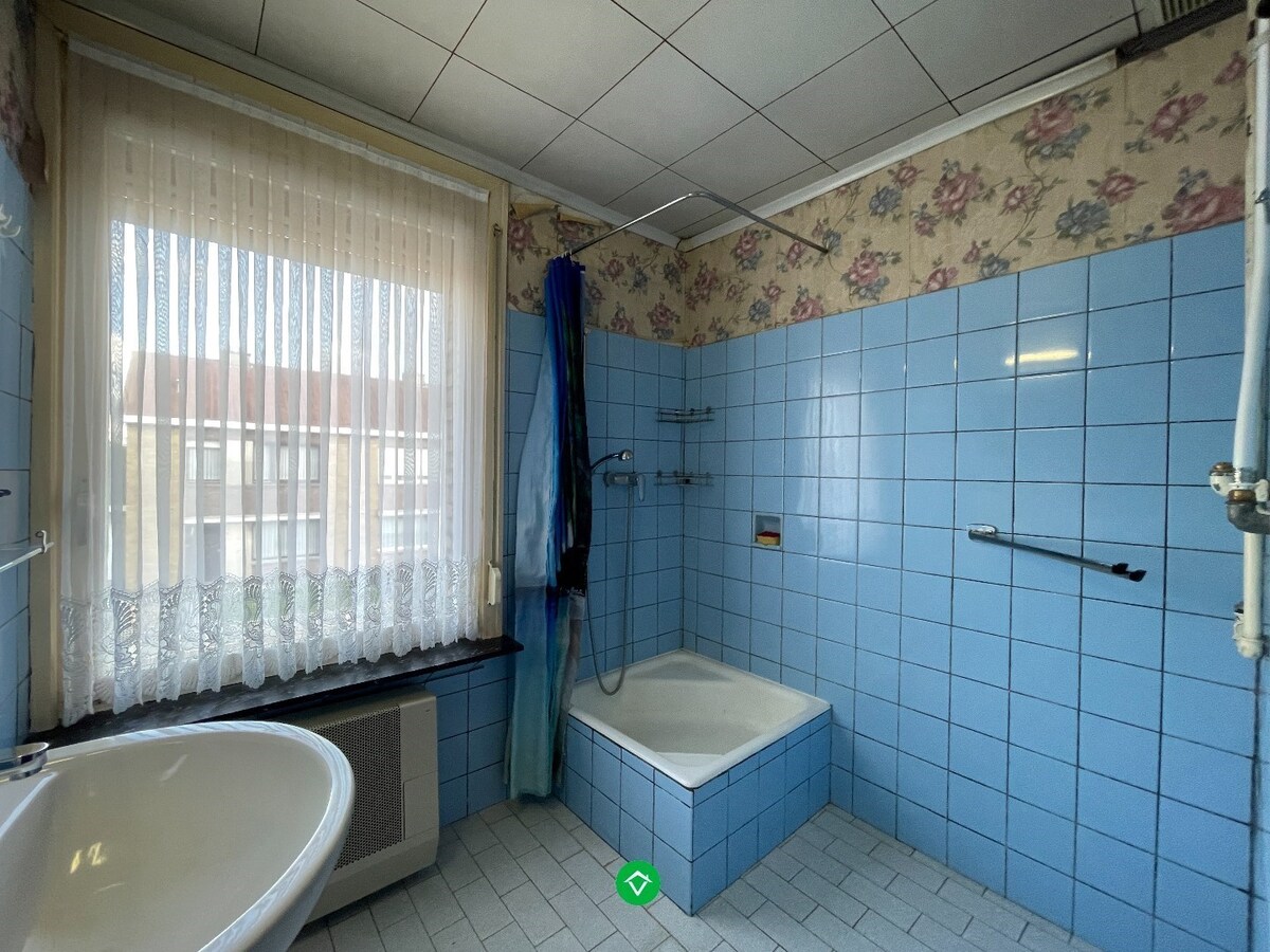 Stevige rijwoning met 3 slaapkamers met tuin en garage te Rumbeke 