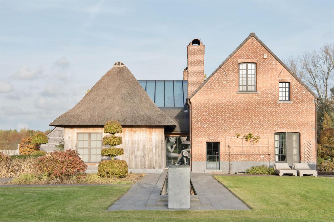 Exclusieve, hoogwaardig gerenoveerde hoeve op ca. 16 ha te Lier 