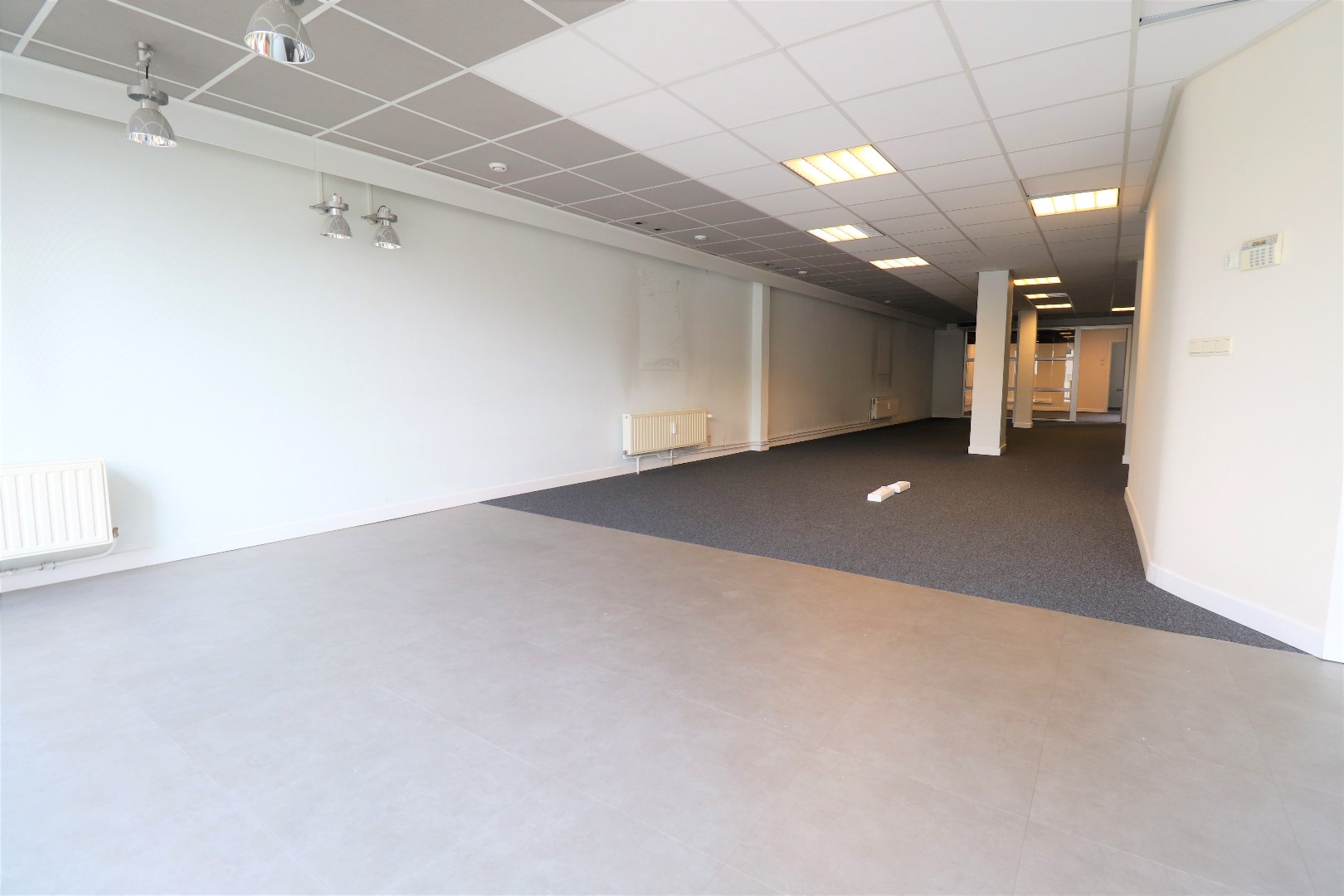 Ruim handelspand (+/- 400m&#178;) te huur gelegen op TOPLOCATIE in Geel! 