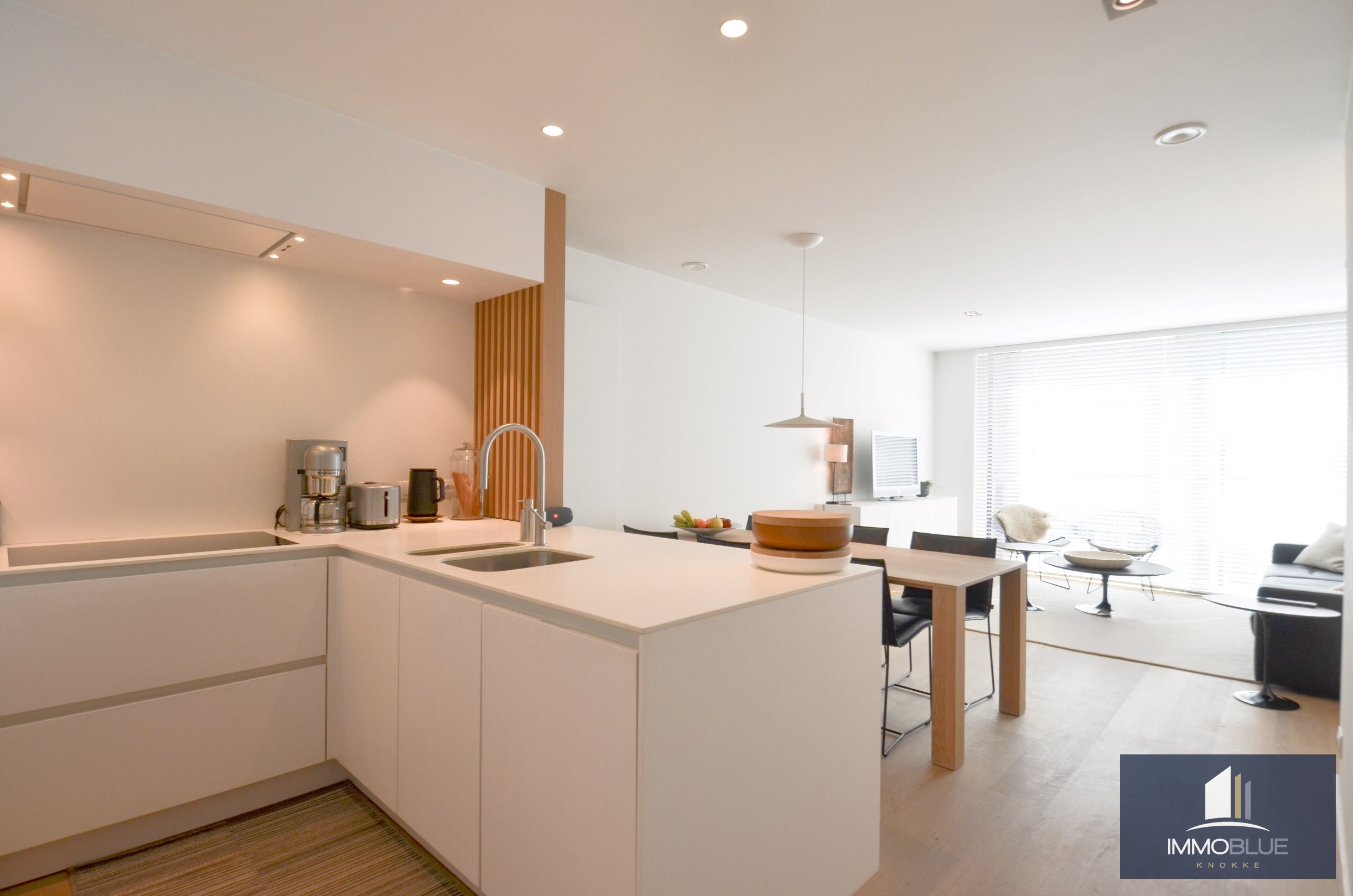 Appartement r&#233;cent avec terrasse ensoleill&#233;e situ&#233; en plein centre commercial et &#224; proximit&#233; imm&#233;diate de la plage. 
