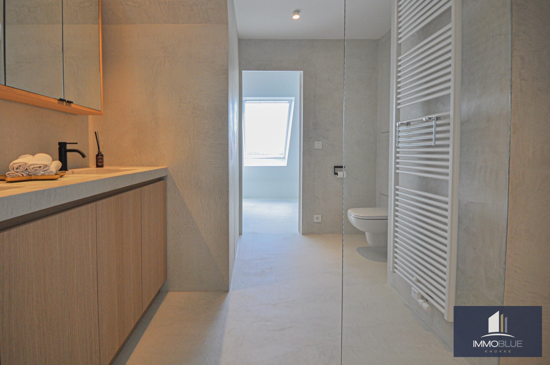 Appartement enti&#232;rement r&#233;nov&#233; avec une grande terrasse ensoleill&#233;e. 