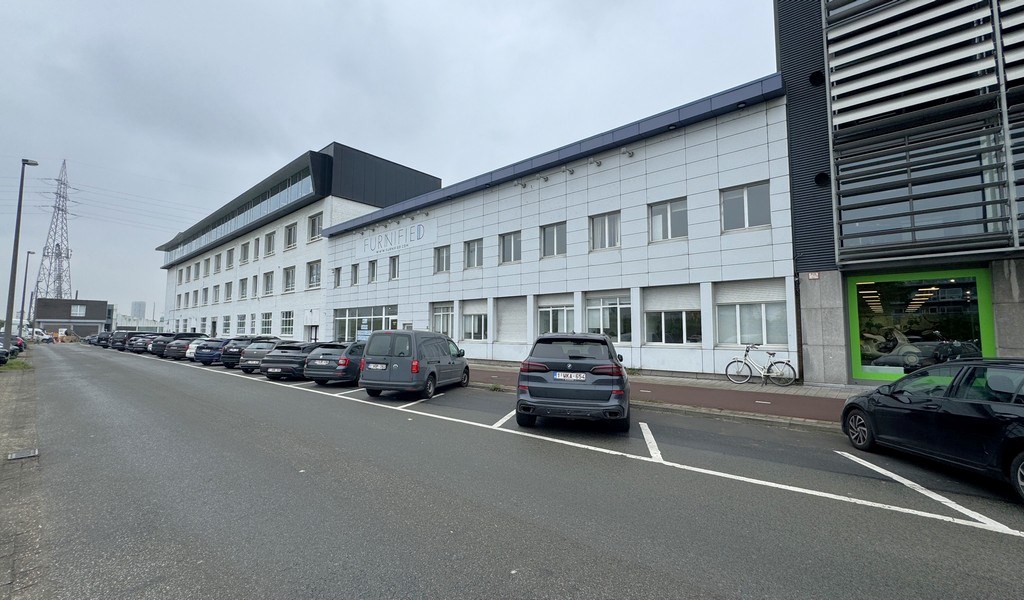 Magazijn met kantoor te huur in Antwerpse haven