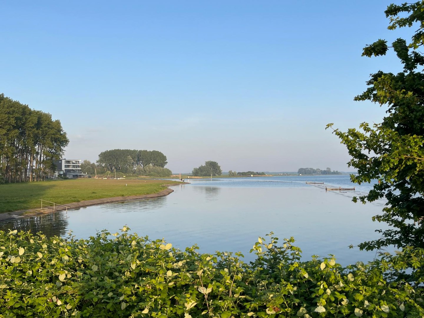T.A. Makelaardij biedt aan:  Reigerlaan 10 te Kamperland; moderne architectonische vrijstaande villa met extra brede vrijstaande garage en royale private tuin rondom. 