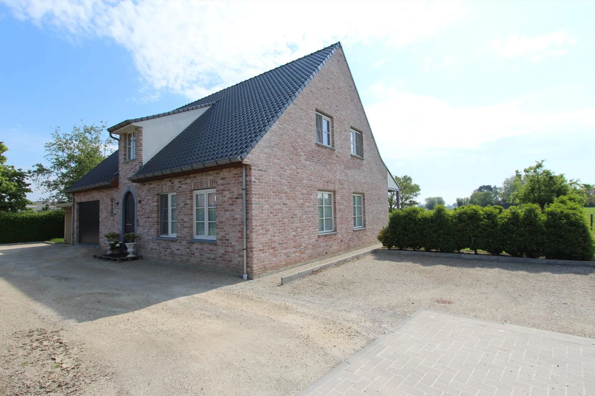 Aleenstaande villa (BJ 2015) op 755 m² te Leke.