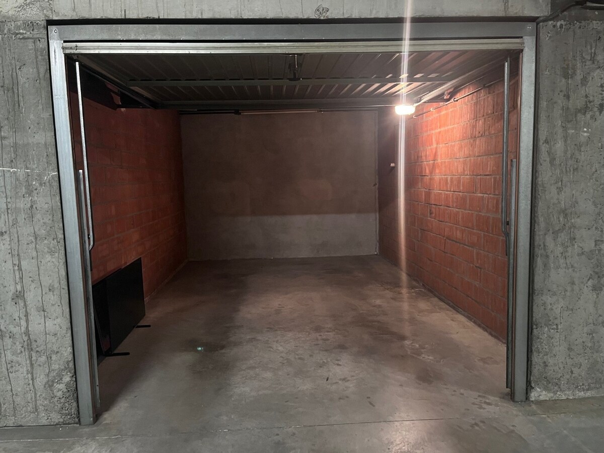 Ondergrondse garagebox met metalen kantelpoort, in Res. Cederboom, inrit Greenhillstraat 