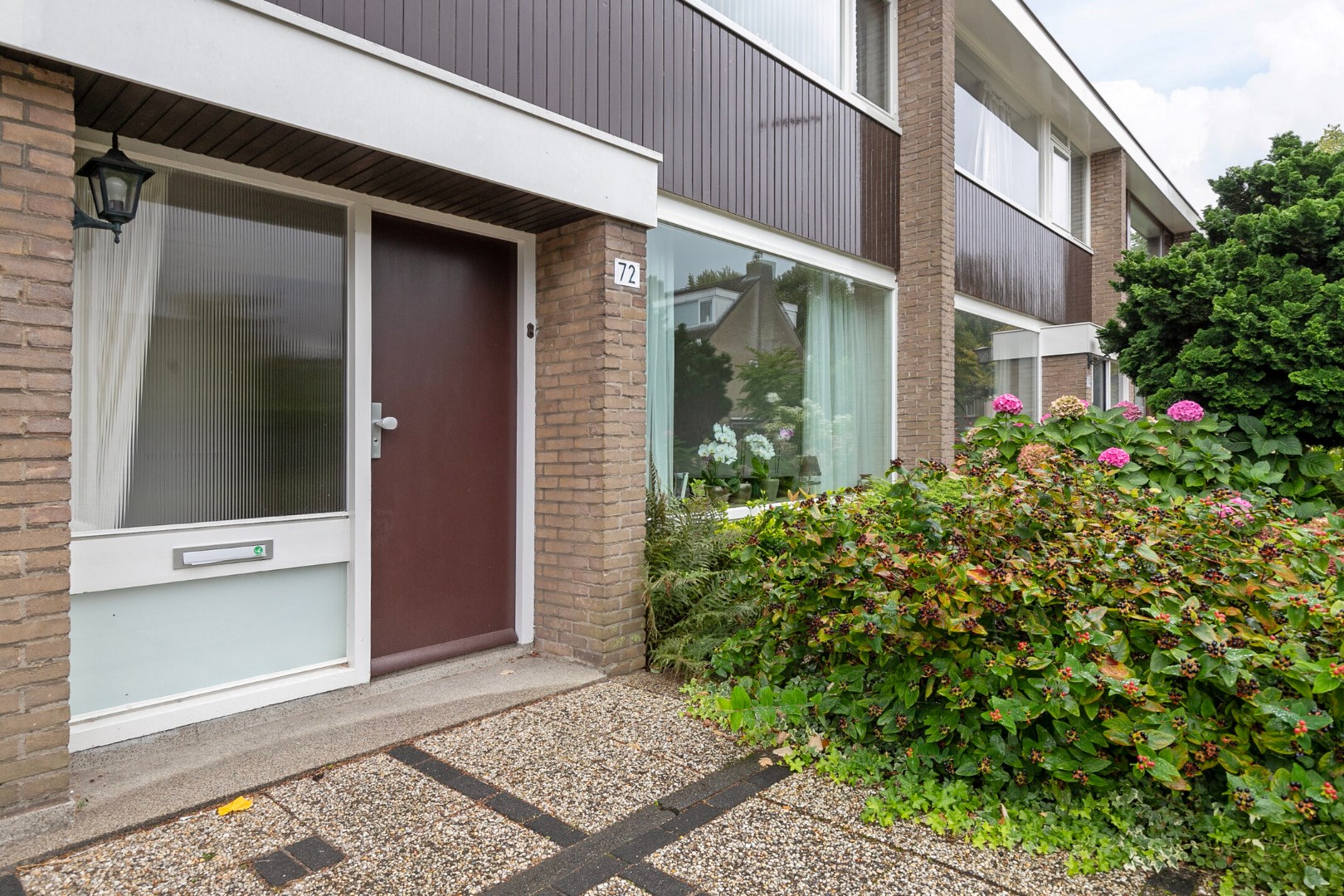 Kopers opgelet! 4-kamer tussenwoning met 3 slaapkamers, balkon, ruime tuin op het zuidoosten, berging en gelegen op eigen grond! 