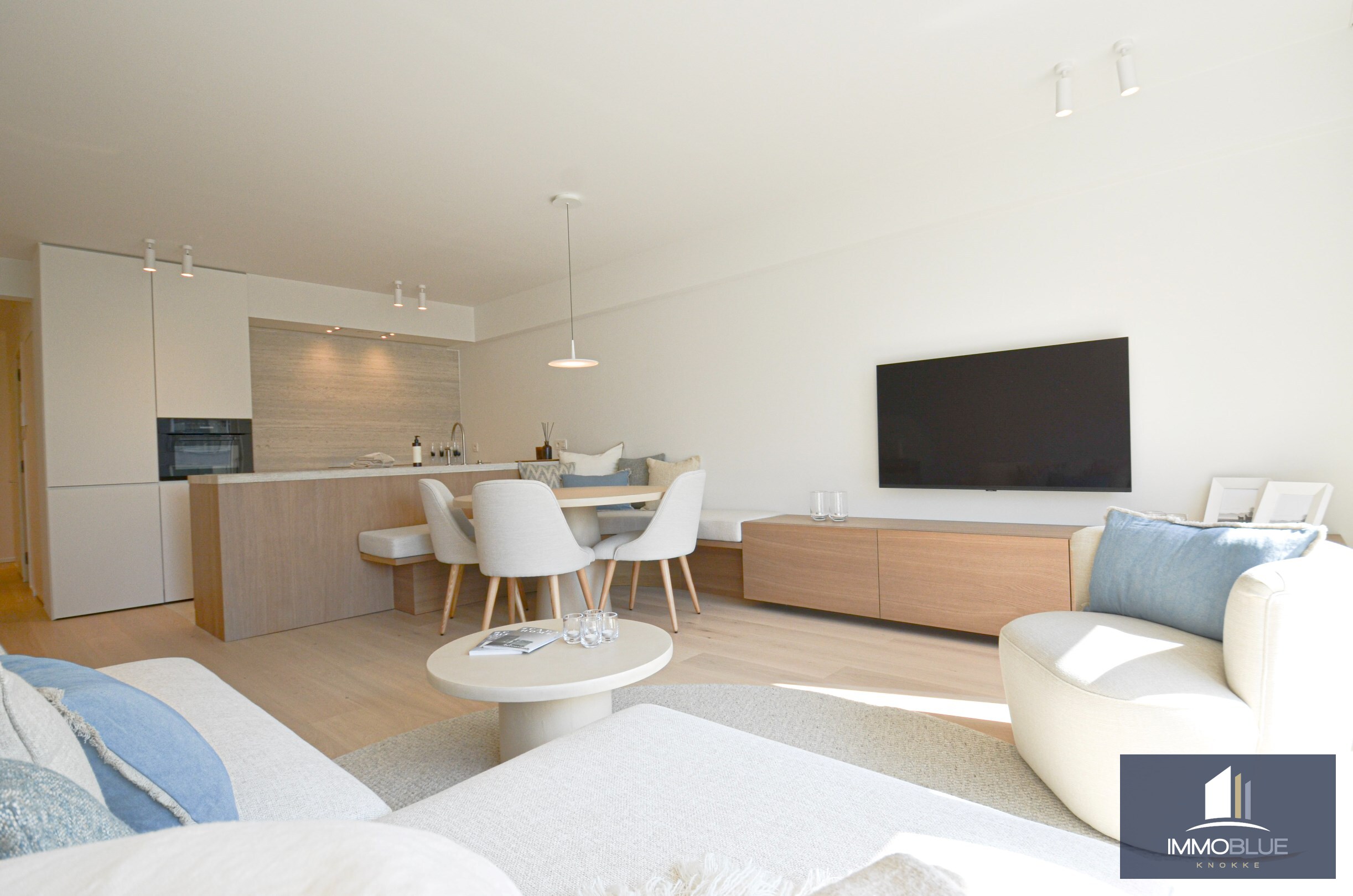 Centraal gelegen, volledig gerenoveerd appartement met drie slaapkamers. 