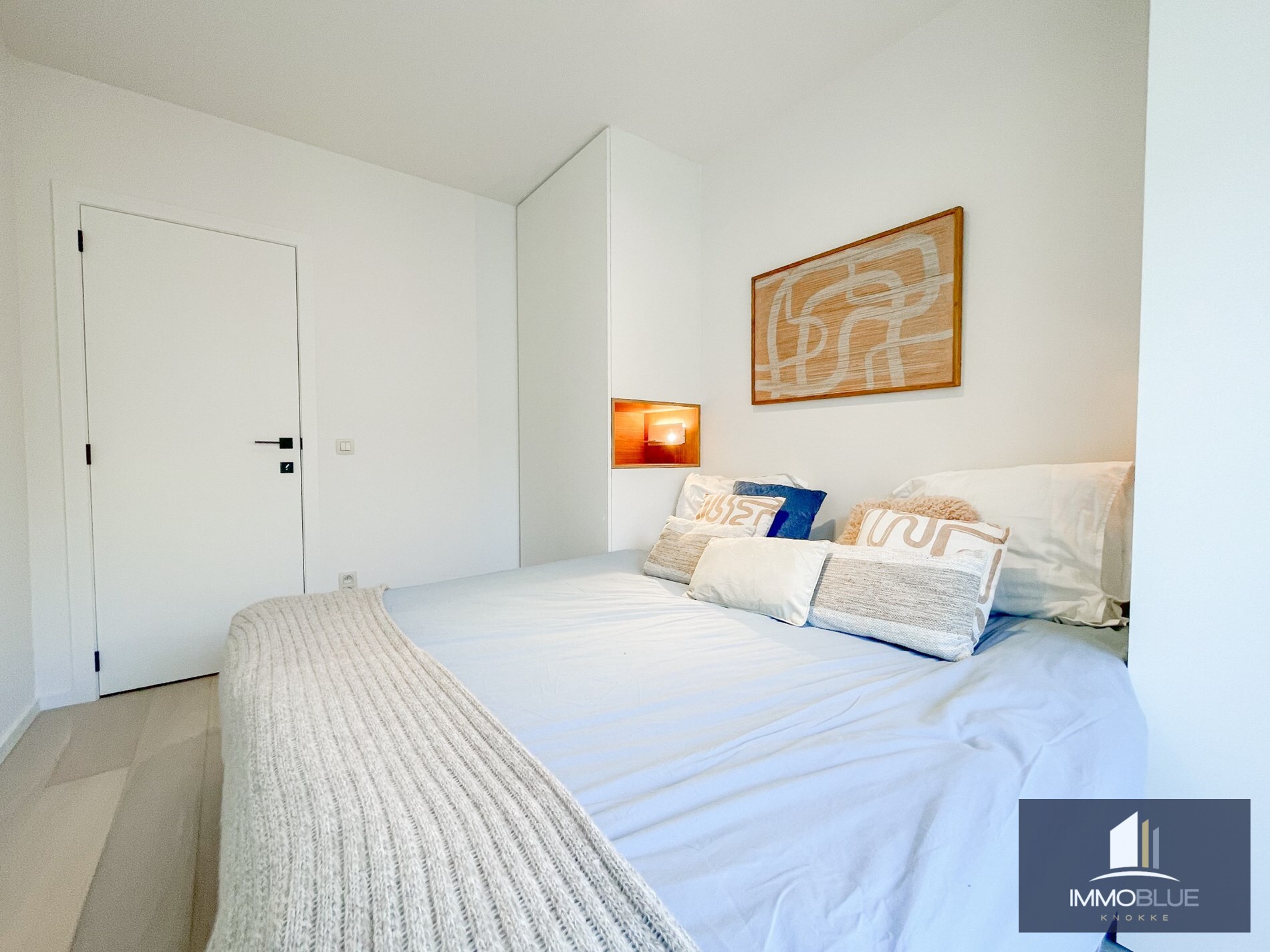 Volledig gerenoveerd lichtrijk appartement met een mooi zijdelings zeezicht, gelegen nabij het Driehoeksplein. 