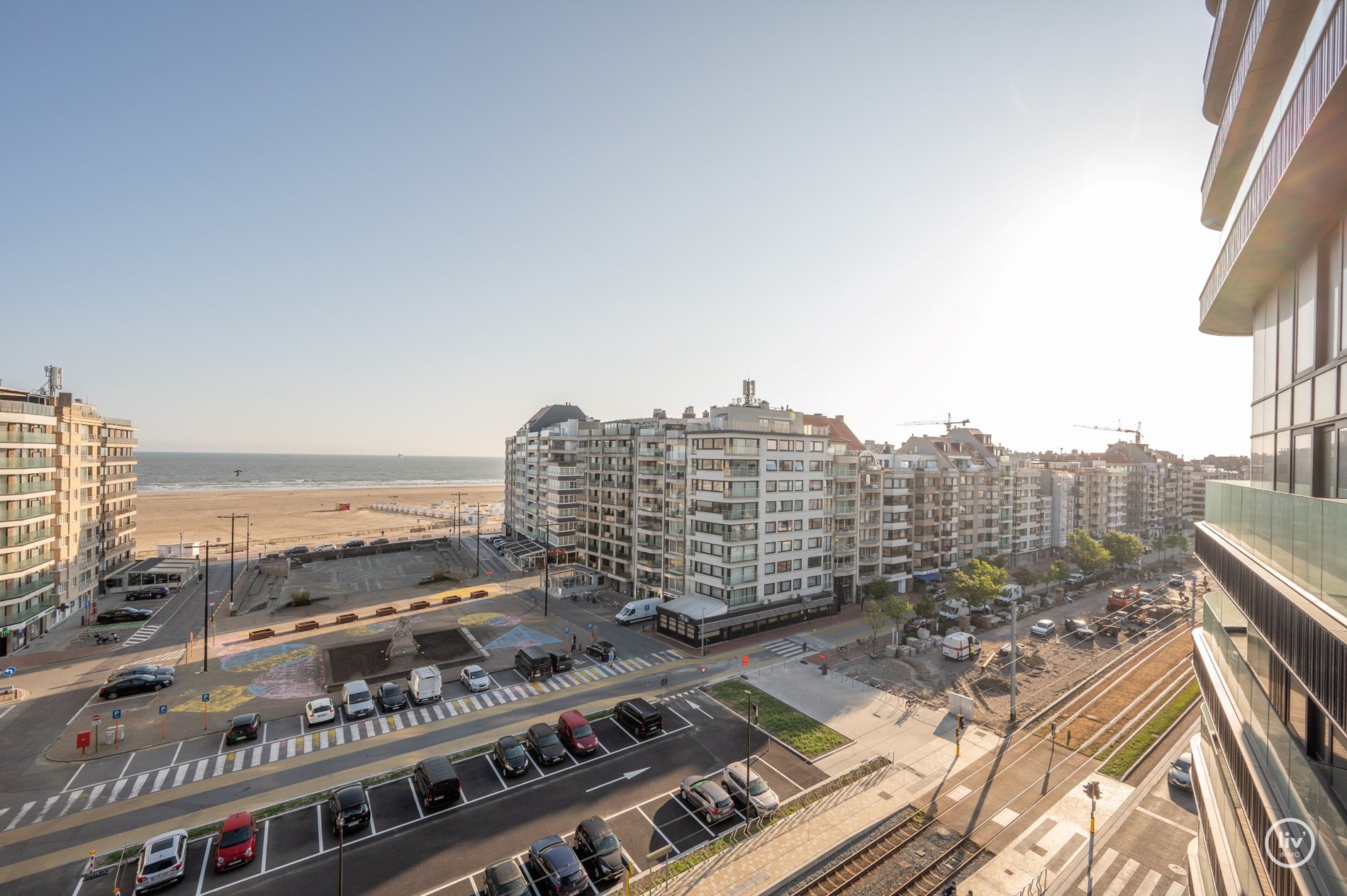 Appartement en duplex &#224; vendre dans le prestigieux et nouveau projet architectural Tour des H&#233;ros, situ&#233; sur la place des H&#233;ros &#224; Heist, avec une vue frontale sur la digue et la mer, &#224; proximit&#233; de no 