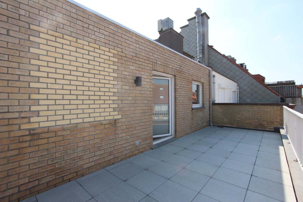 Non meubl&#233;: Appartement de 2 pi&#232;ces enti&#232;rement r&#233;nov&#233; situ&#233; sur l&#39;avenue Lippens avec 2 grandes terrasses ensoleill&#233;es. 