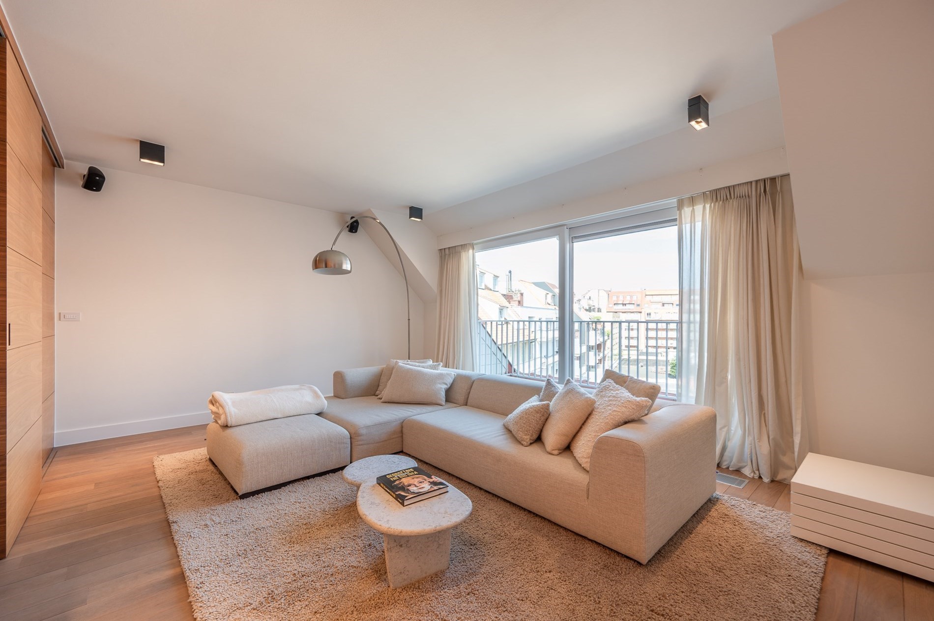 Prachtig, ruim 2 slaapkamer appartement met ruime terrassen centraal gelegen op de Zoutelaan te Knokke (met mogelijkheid tot het cre&#235;ren van een 3de kamer) 