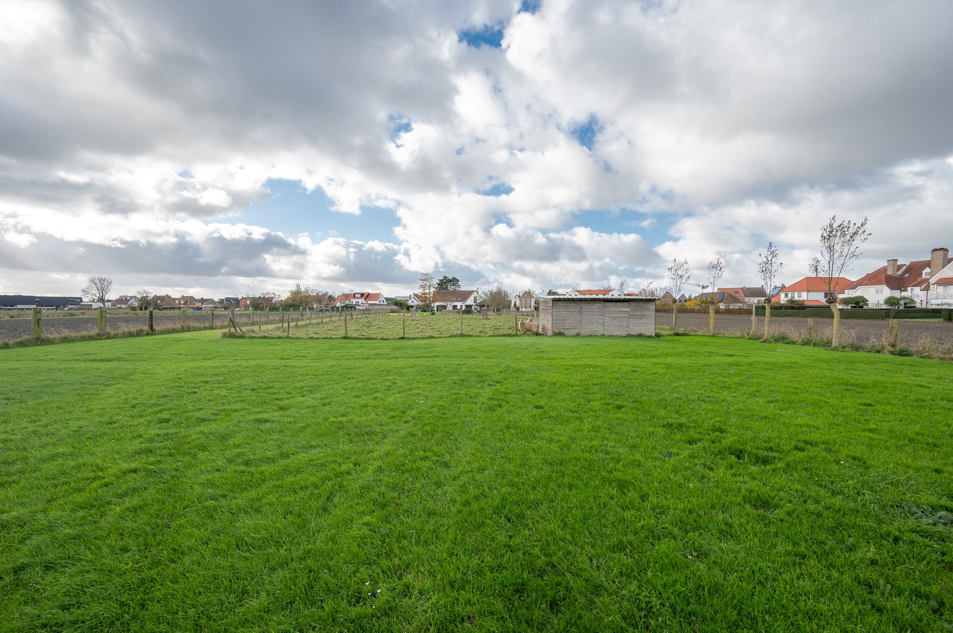 Uitzonderlijke en gerenoveerde eigendom ( 5.510 m&#178; grond ) vlakbij het centrum van Knokke-Heist en toch genietend van een uitzonderlijk open zicht over de Knokse Polders. 