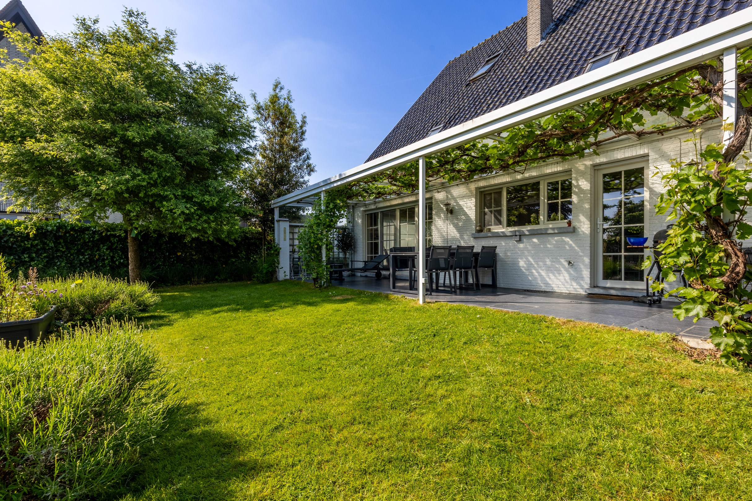 STATIGE VILLA MET MAGAZIJN 