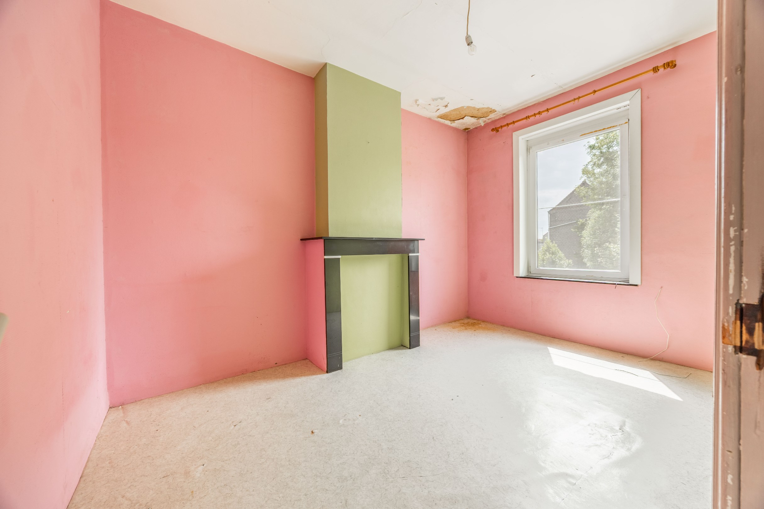 TE RENOVEREN WONING MET GARAGE 