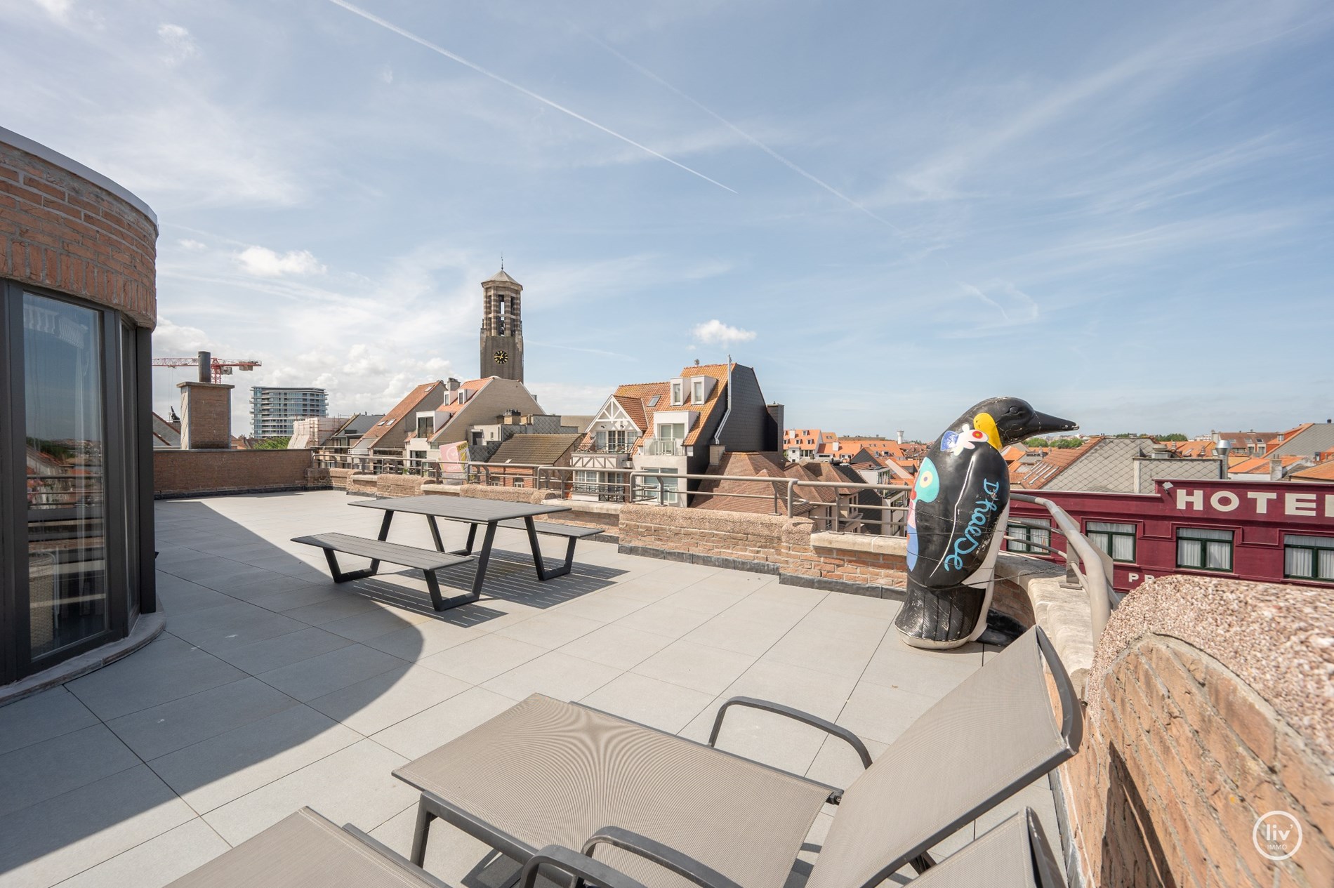 “Unieke Penthouse (1992) te koop op een toplocatie in Knokke –3 -kamerappartement met uitzonderlijke zonneterrassen van meer dan +/- 200m2 . 